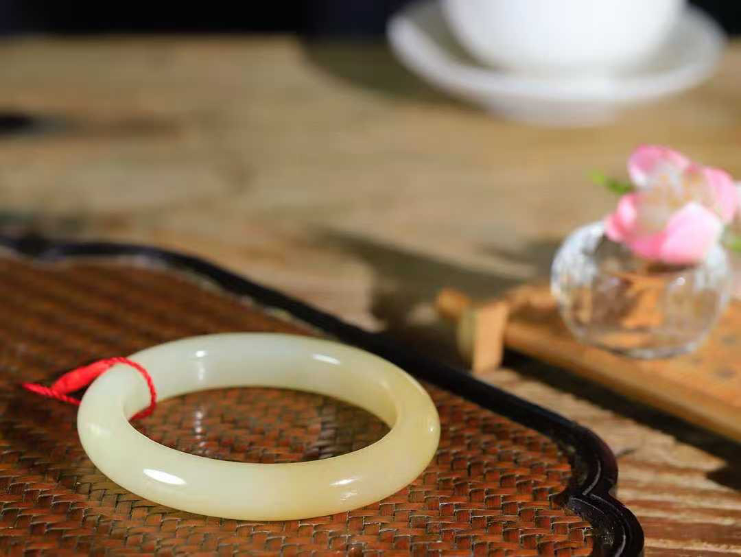 【一见钟情·手镯】

精品和田玉糖白玉手镯。镯型饱满，温润细腻，脂润沁香。️执一卷书，沏一盏茶，着一袭裙，戴一只镯。淡淡浅笺，素心若兰，静赏玉中诗画。悠悠岁月，芊手轻摘，盛满诗样芳华。
重48.5克   内径圈口55mm 尺寸11-8.8mm  FDT-721022741