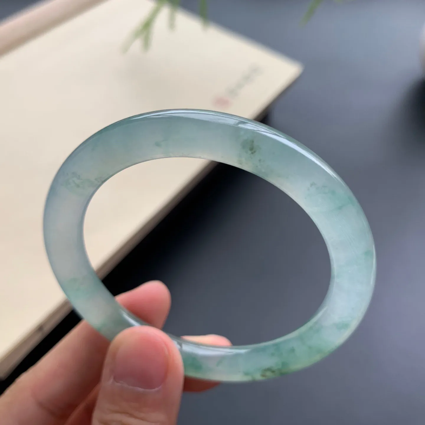 50.2圈口冰种飘花圆条手镯 尺寸：50.2-7.8，无纹裂，水润透亮，花色飘逸