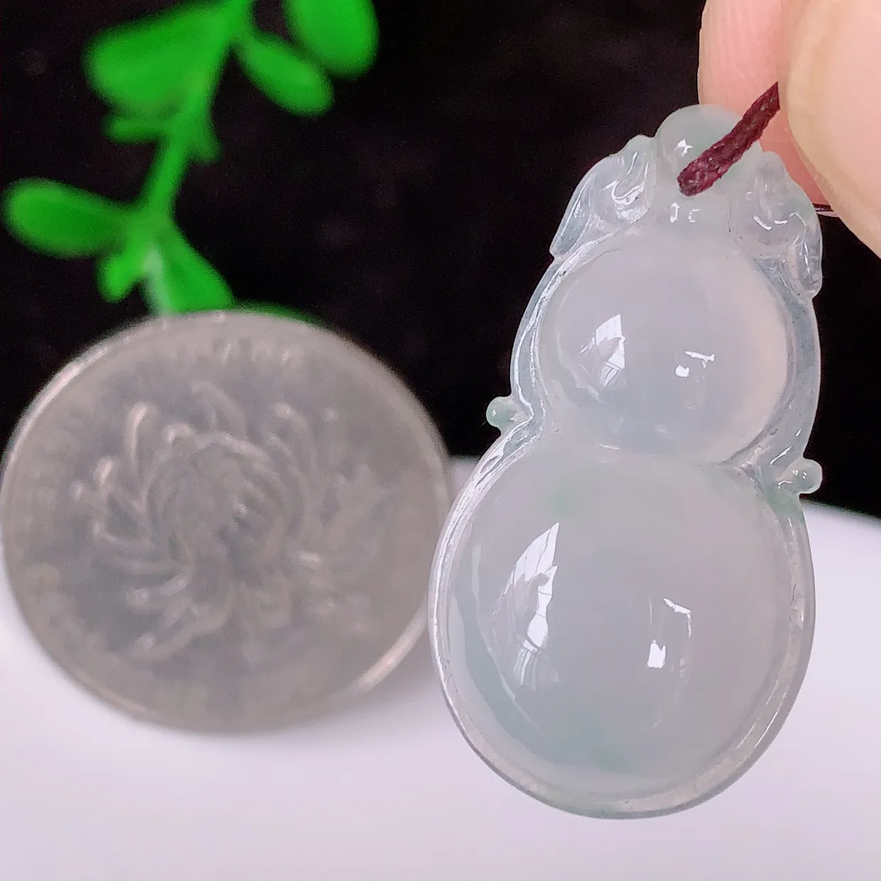 自然光实拍，冰种飘花翡翠葫芦吊坠，寓意福禄双全，财源滚滚，清新脱俗，佩戴效果优雅迷人！#57.2