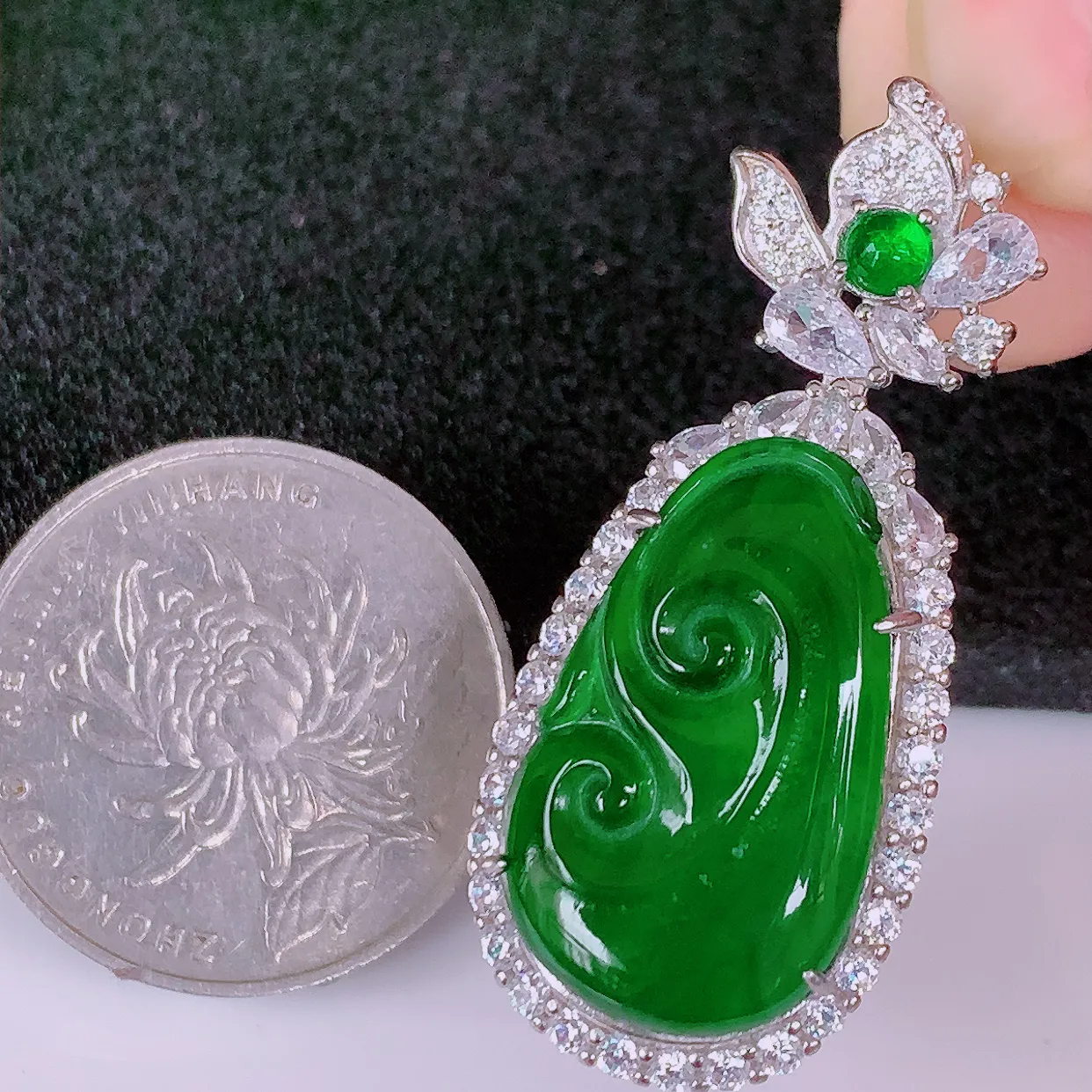 冰透满绿翡翠925银镶嵌如意吊坠，自然光实拍，翠色灵动，颜色漂亮，种老水足，品相佳，佩戴佳品！#98.2整体41.5*18*9裸石24-14.5