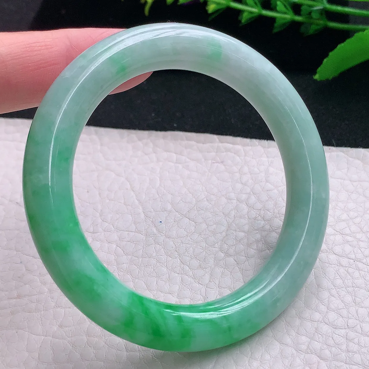 yh自然光54*10.2美人镯 天然缅甸翡翠a货半山水飘阳绿圆条玉镯子