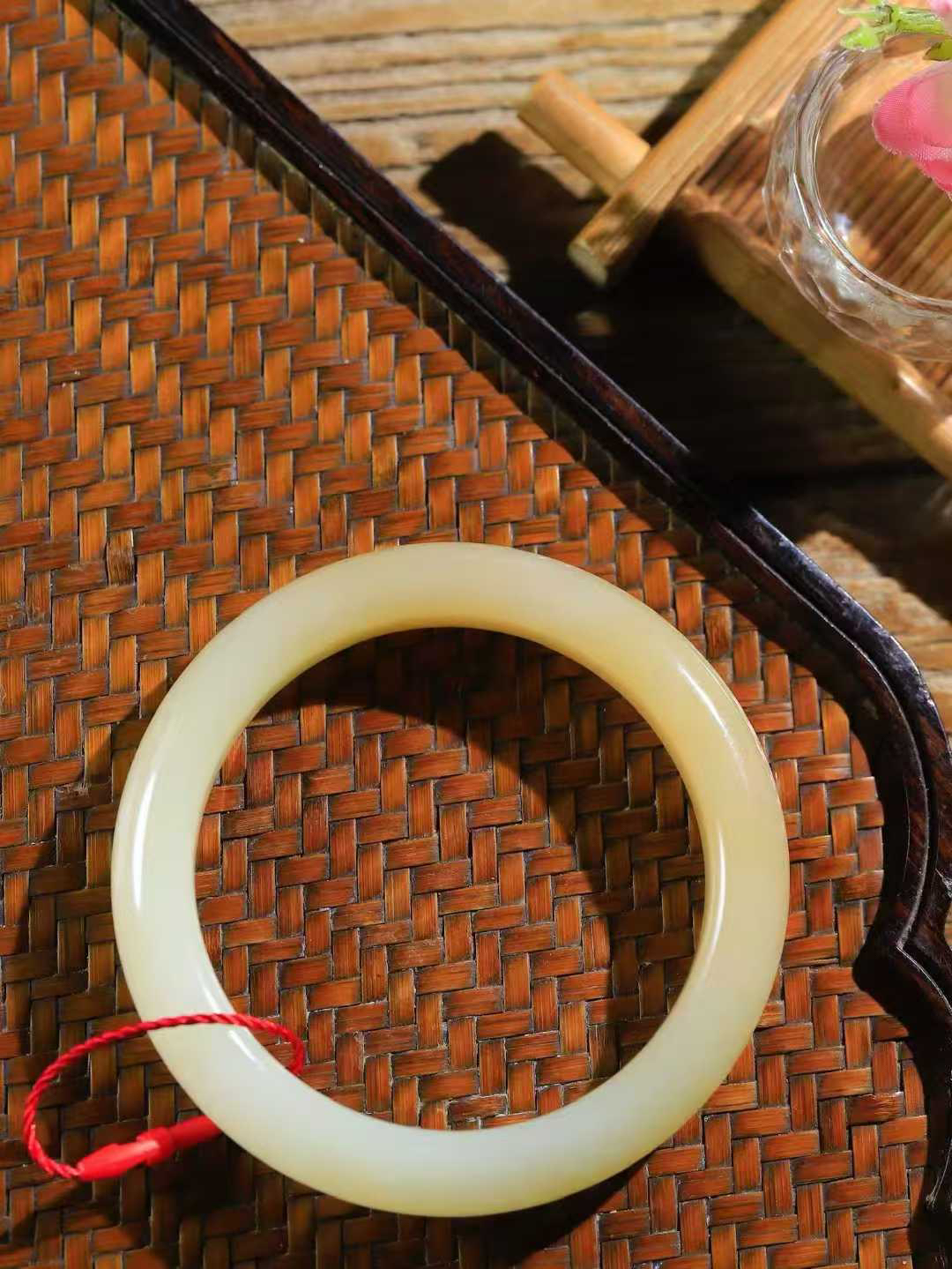 【一见钟情·手镯】

精品和田玉糖白玉手镯。镯型饱满，温润细腻，脂润沁香。️执一卷书，沏一盏茶，着一袭裙，戴一只镯。淡淡浅笺，素心若兰，静赏玉中诗画。悠悠岁月，芊手轻摘，盛满诗样芳华。
重48.5克   内径圈口55mm 尺寸11-8.8mm  FDT-721022741