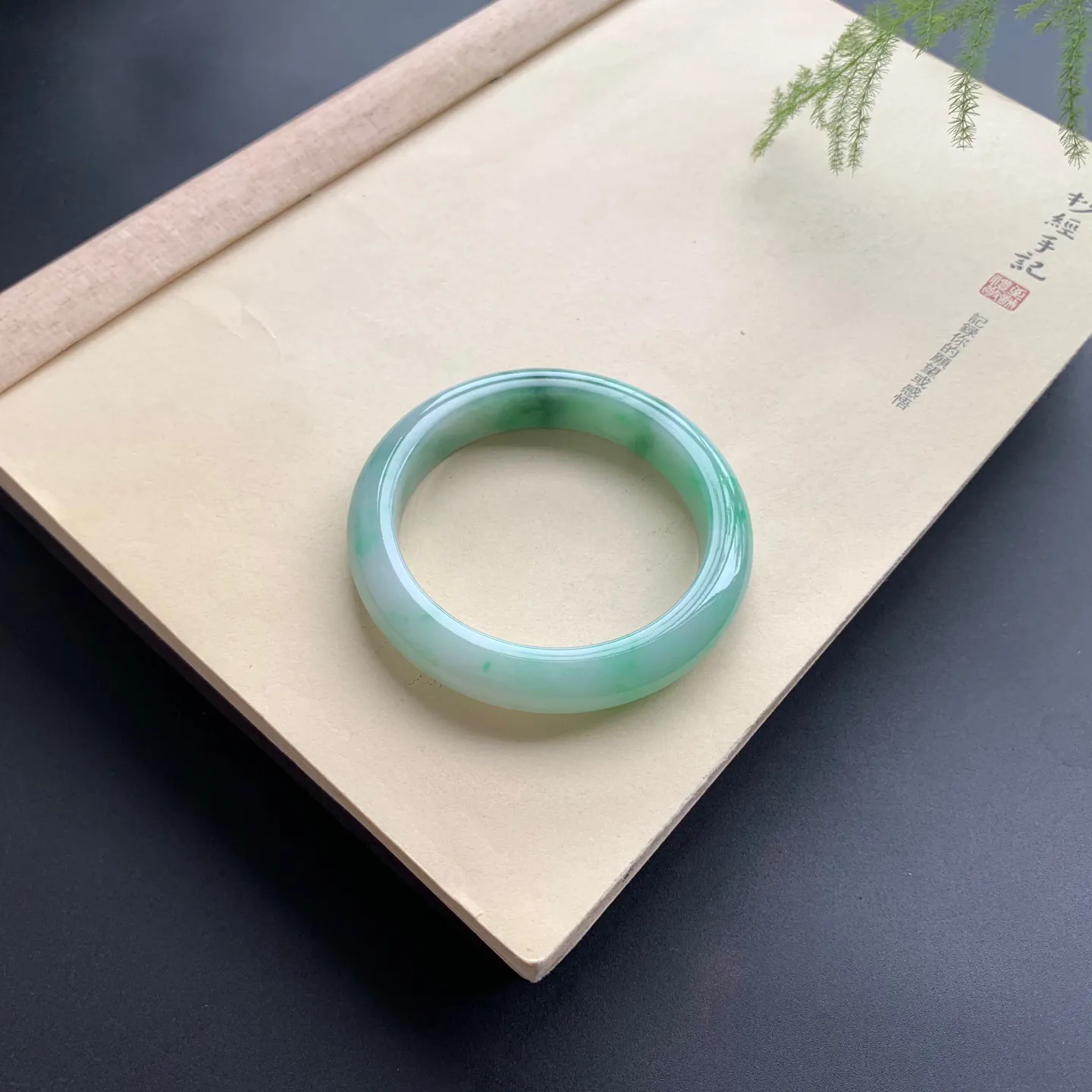 58.3圈飘绿正圈手镯 尺寸：58.3-12.5-9，无纹裂，细腻光滑，色泽靓丽