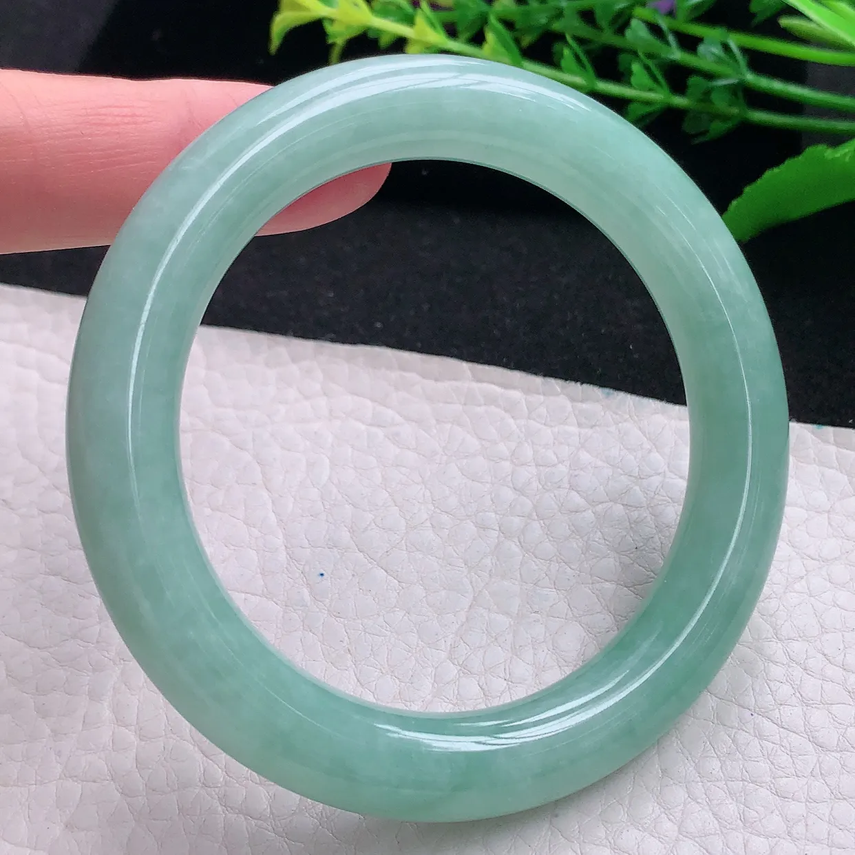 n自然光57*10.5美人镯 天然缅甸翡翠a 货蓝韵圆条玉镯子 玉手环