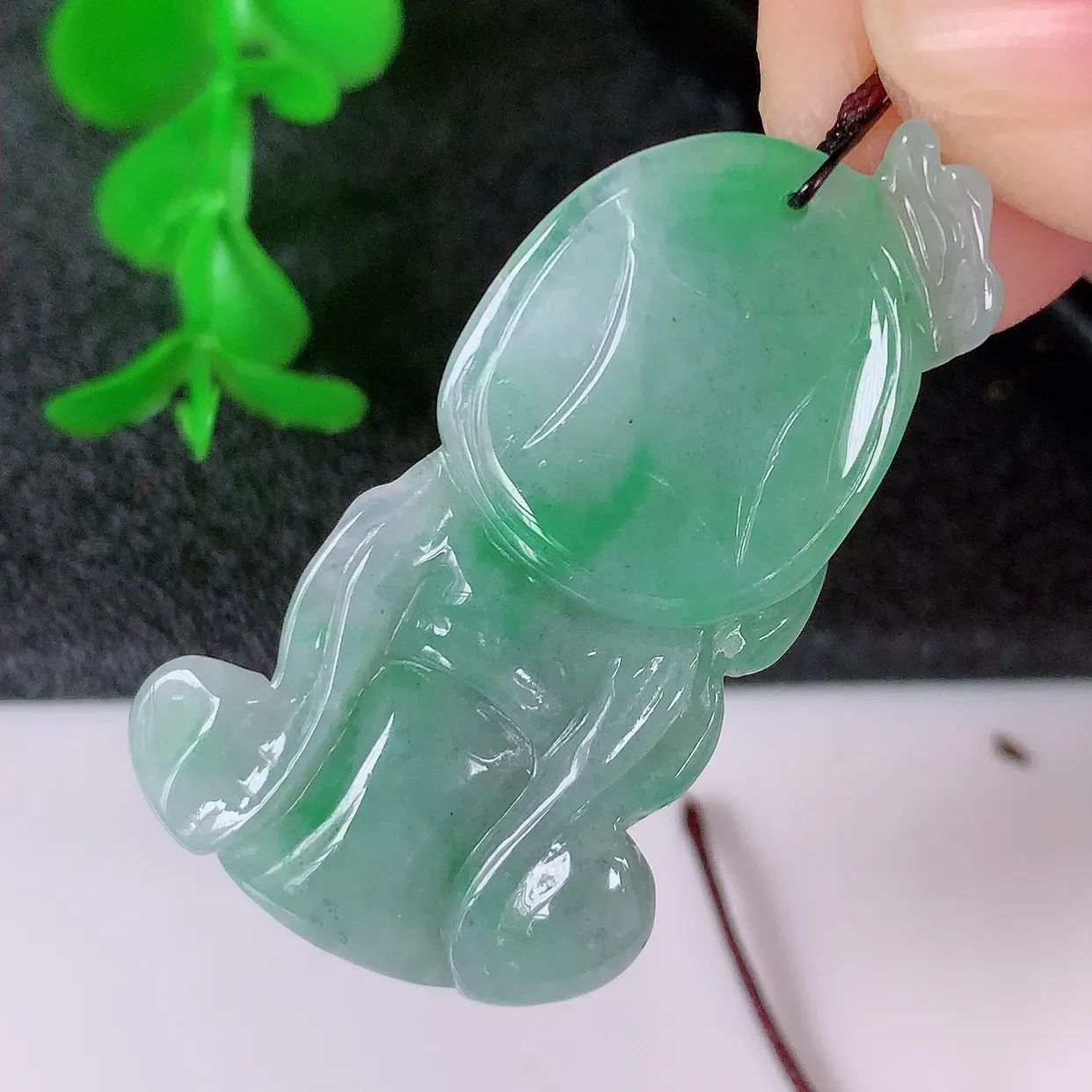 自然光实拍，冰润飘绿翡翠寿星公吊坠，种老水足，雕工精湛 ，寓意美好，佩戴时尚出众！#87.2