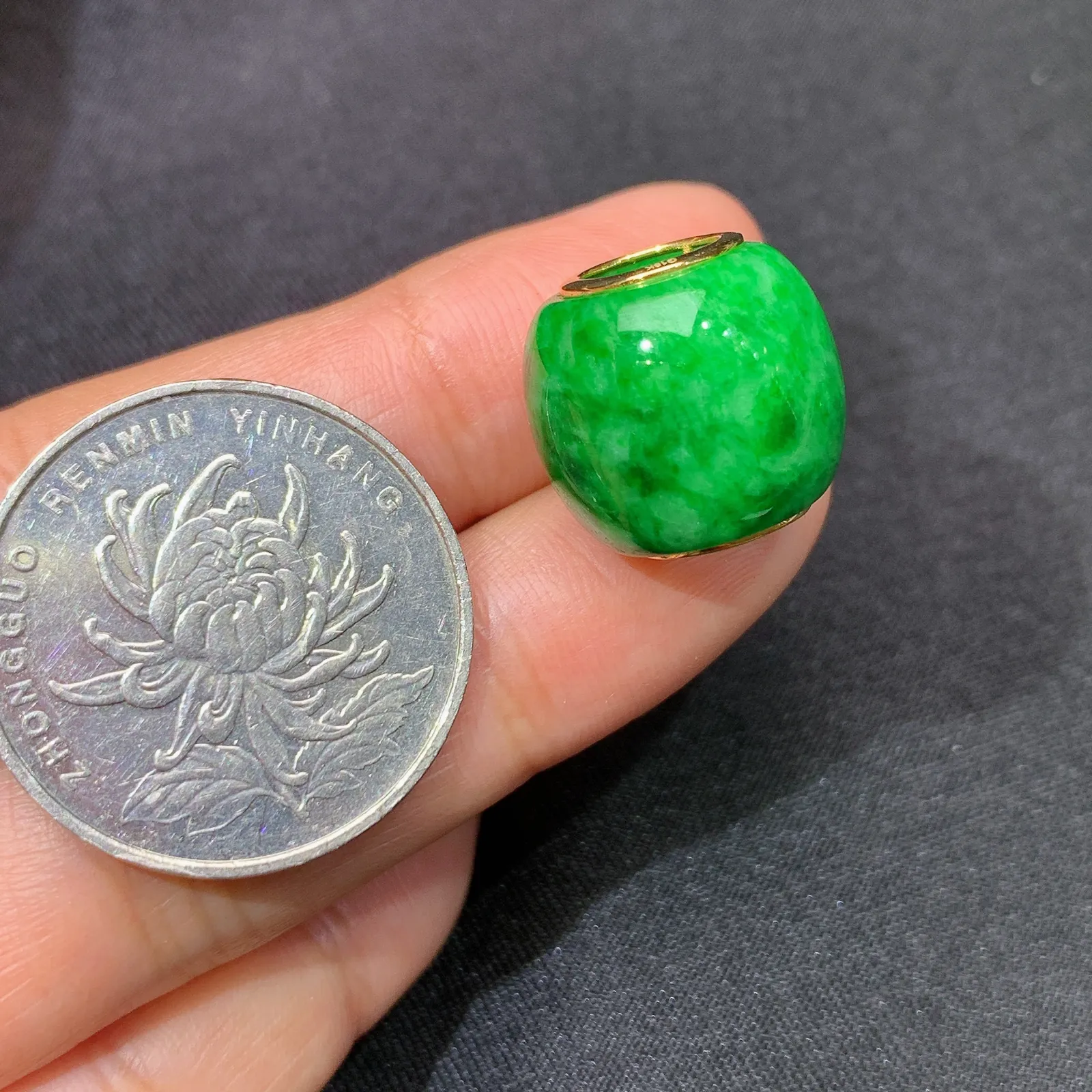 阳绿路路通吊坠，18k金镶嵌，冰润色阳，玉质细腻，种水足 尺寸14.4*15.9