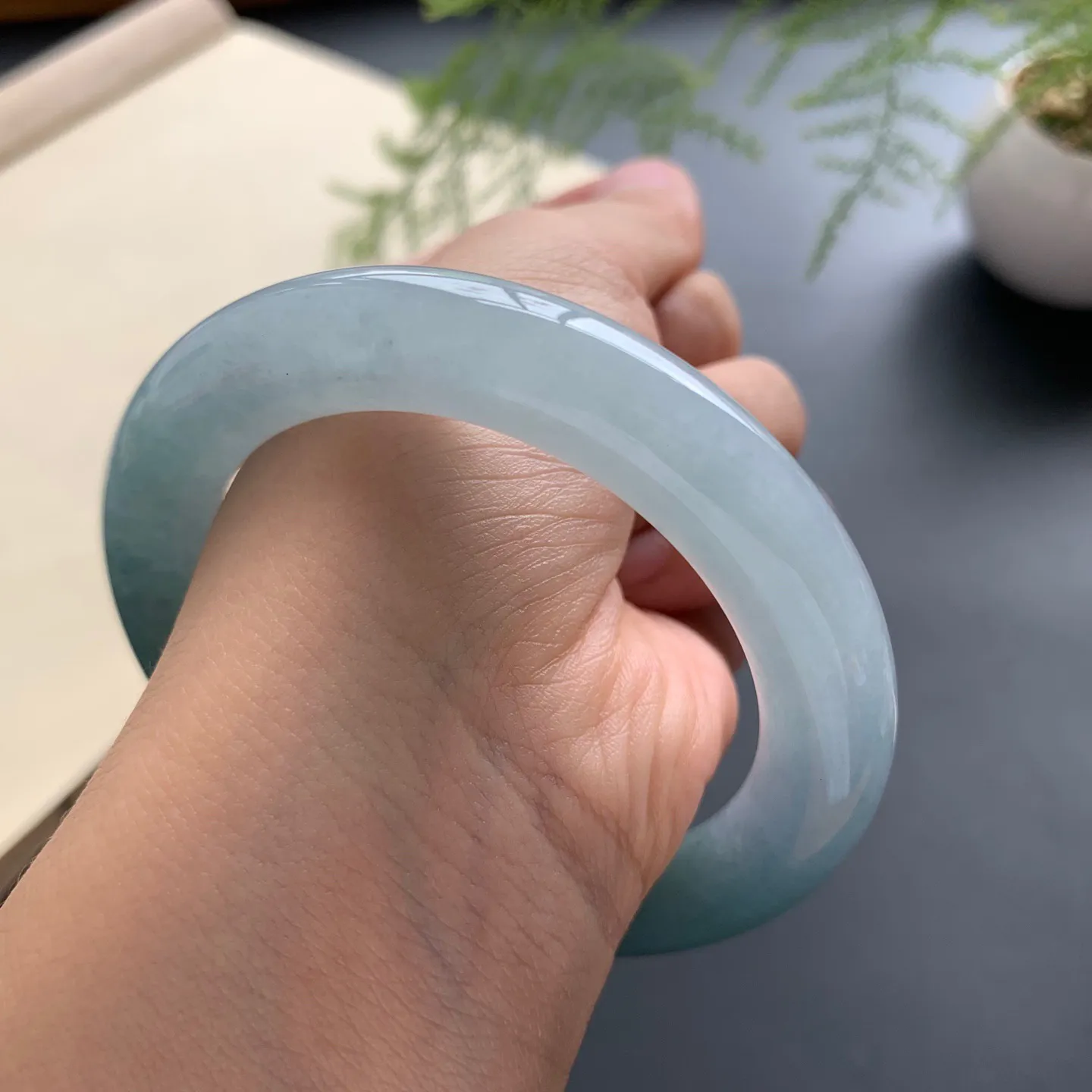 55圈口蓝底圆条手镯 尺寸：55-11，无纹裂，细腻光滑，色泽浓郁