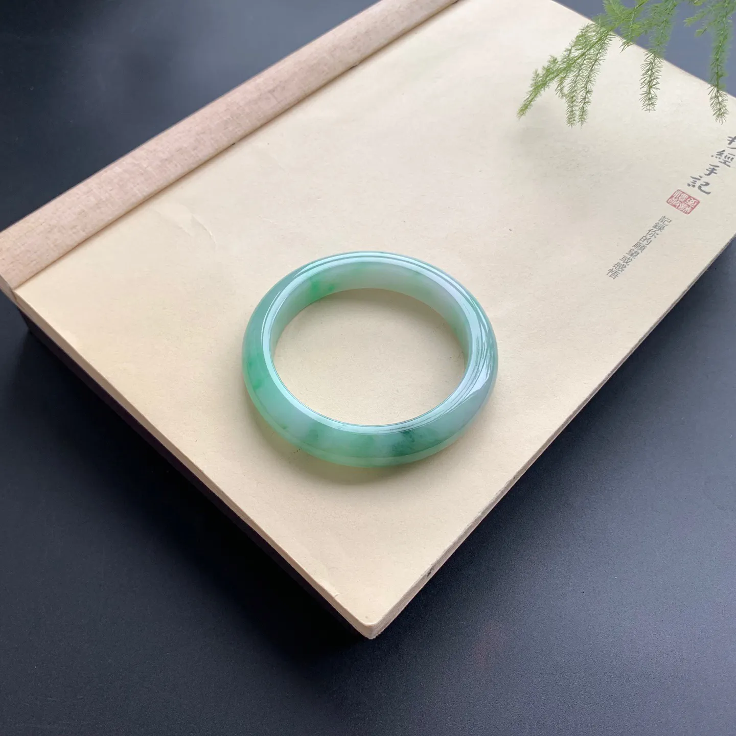 58.3圈飘绿正圈手镯 尺寸：58.3-12.5-9，无纹裂，细腻光滑，色泽靓丽