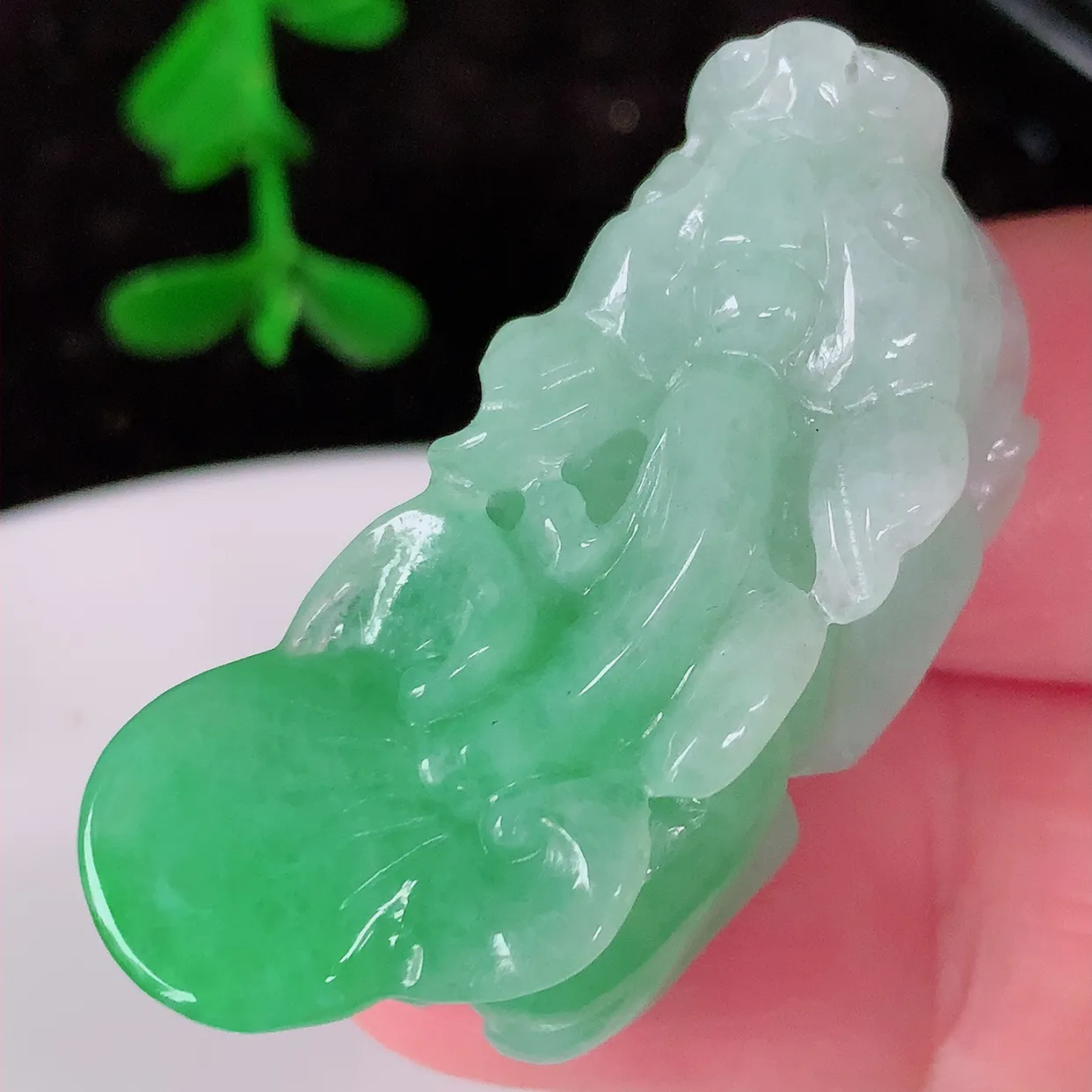 自然光实拍，冰飘绿翡翠招财貔貅吊坠，翠色灵动，种老水足，寓意好，品相佳，佩戴佳品！#81.2