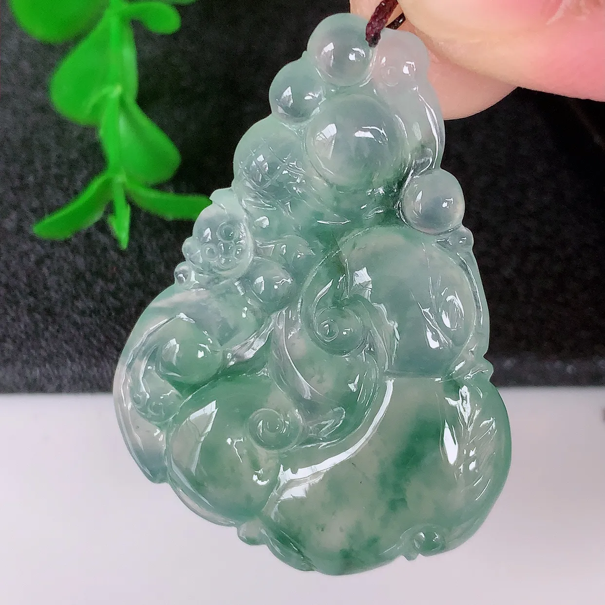 自然光实拍，冰种飘花翡翠如意吊坠，种老水足，雕工精湛 ，寓意美好，佩戴时尚出众！#01.2