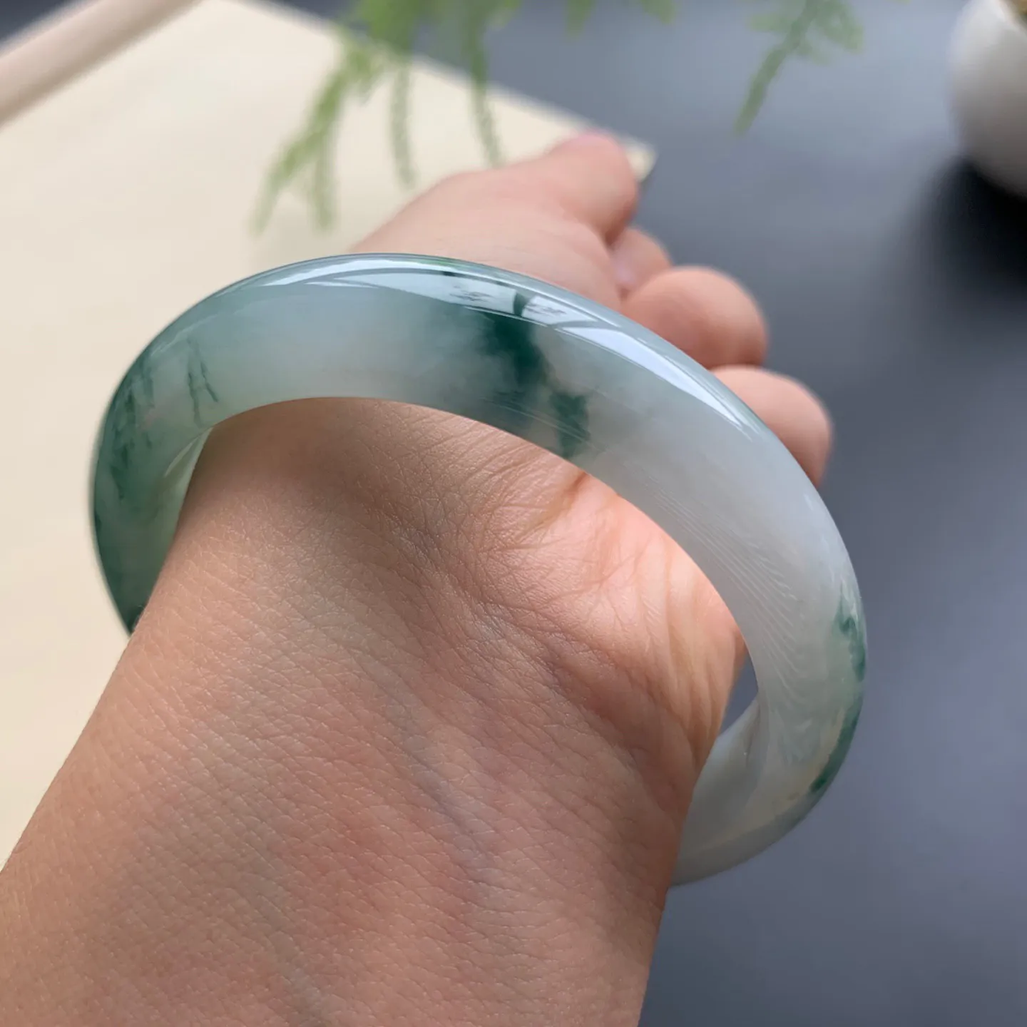 54.6圈口飘花正圈手镯 尺寸：54.6-12.5-7.8，无纹裂，花色浓郁，细腻光滑