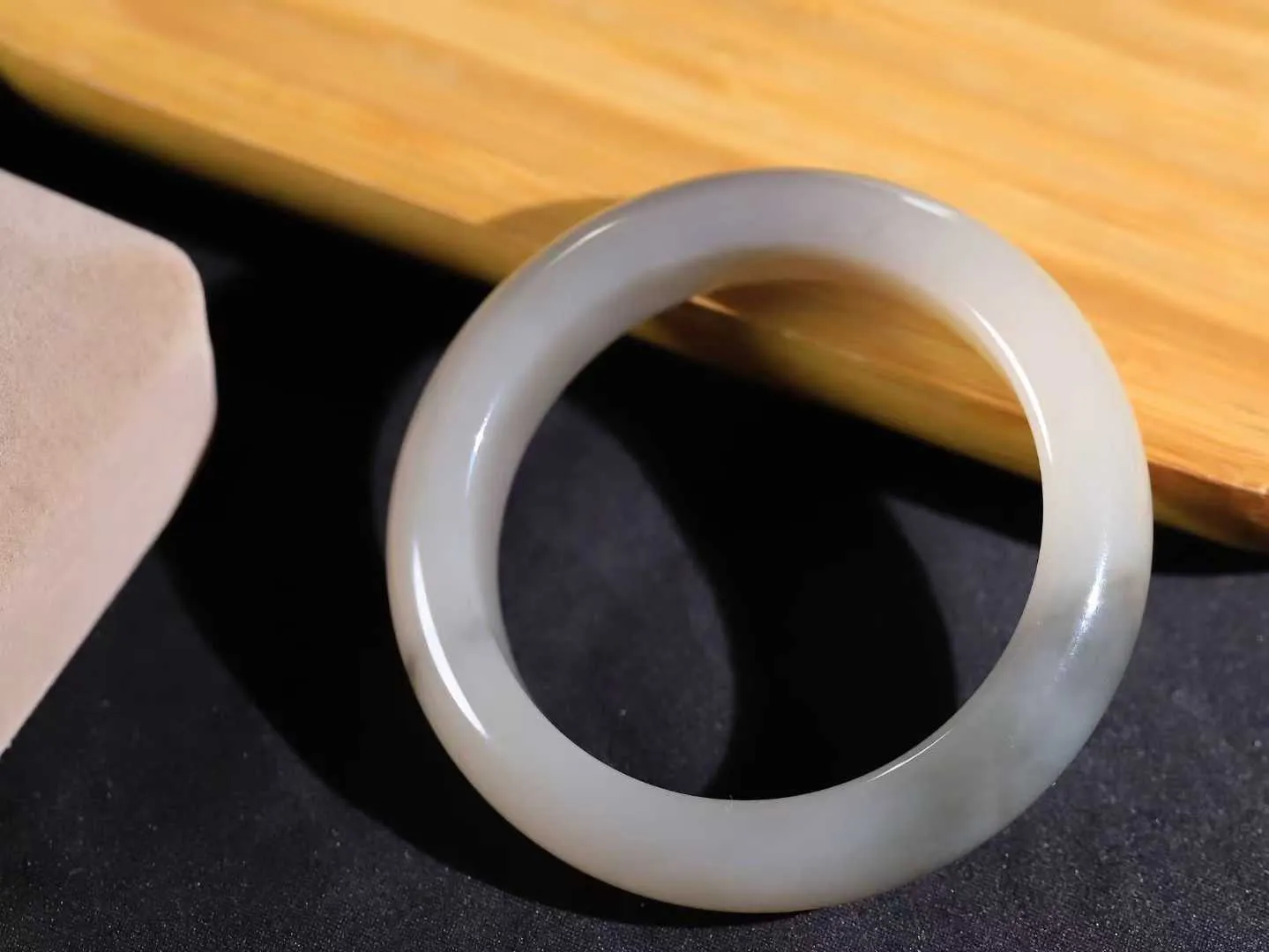 （柔情似水.手镯）

精品和田玉藕粉烟紫双色手镯，玉质温润细腻，镯型饱满圆润，优雅知性，姽婳于幽静兮，又婆娑乎人间，经典款型，古朴典雅。极具灵性，腕间风情，风姿卓越。 
重85克   尺寸57-16.2-10mm    FDL-36110326