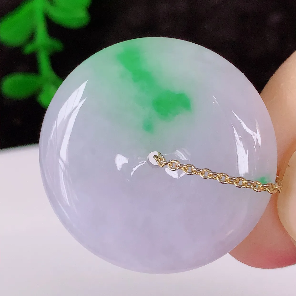 自然光实拍，冰润飘阳绿翡翠平安扣吊坠，形体饱满圆润，平安扣肥嘟嘟的，平平安安，种水很好，莹润通透，配戴精美！#57.2