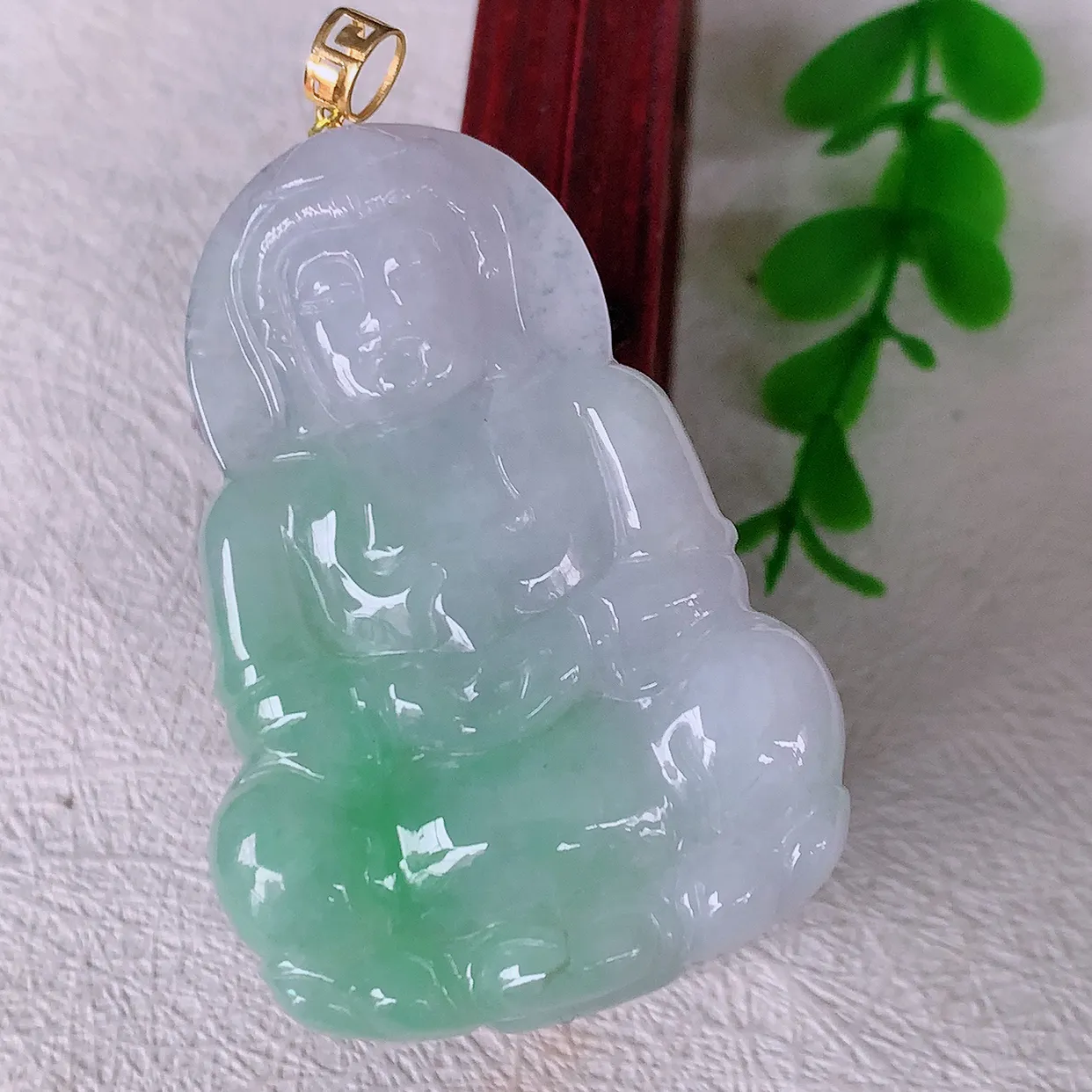 18K金镶嵌冰飘绿翡翠观音菩萨吊坠，赐福翡翠观音，观音面相端庄，品相佳，佩戴气质！#35.2整体58.8裸石52.5*36*5.8
