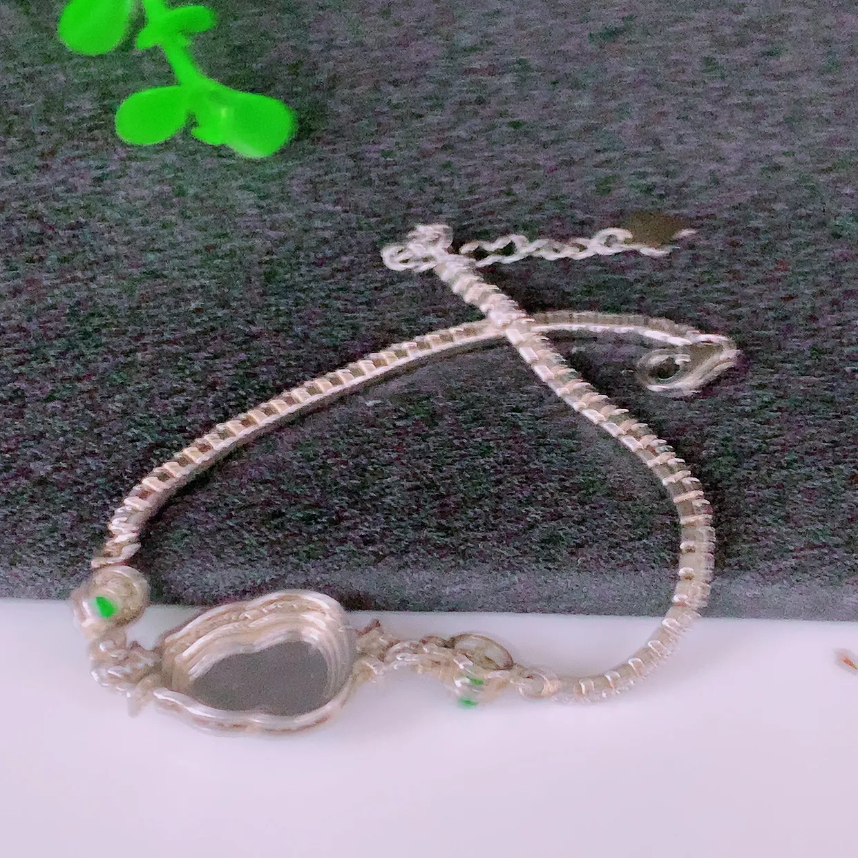 冰透满绿翡翠925银镶嵌葫芦手链，自然光实拍，翠色灵动，颜色漂亮，种老水足，品相佳，佩戴佳品！#98.2葫芦整体20.8*10.8*5.5裸石10.5*8