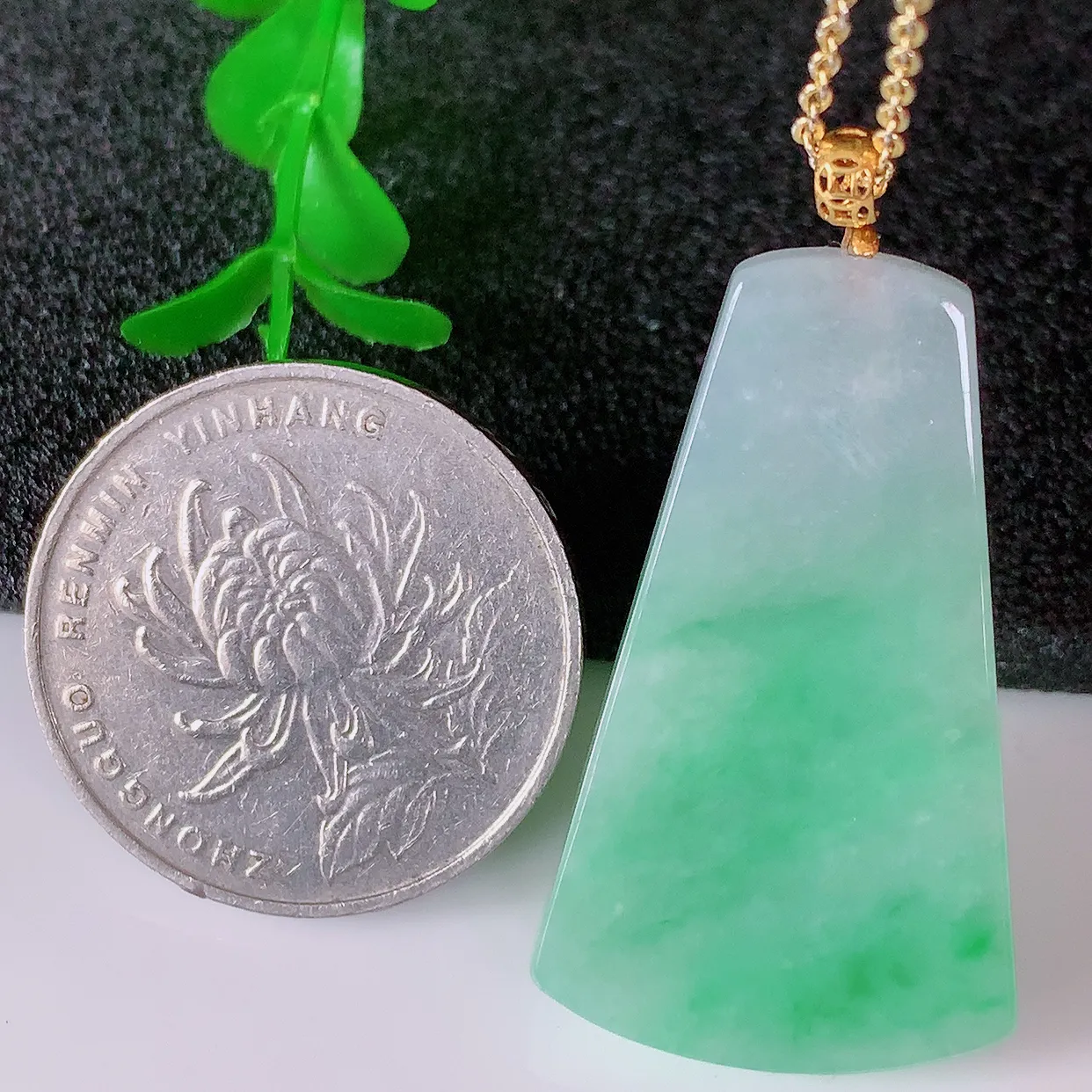 18K金镶嵌冰润飘绿平安无事牌吊坠，翡翠无事牌，平平安安，无事牌翠色灵动，佩戴平安时尚！#41.2