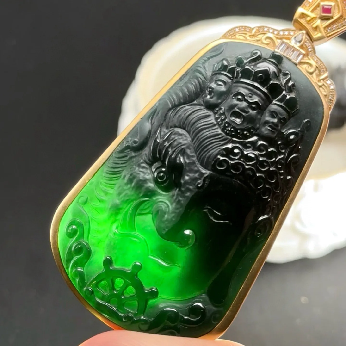 精品18k墨翠一念之间 种好色正 黑度极好 打灯通透 油性十足 尺寸66.5