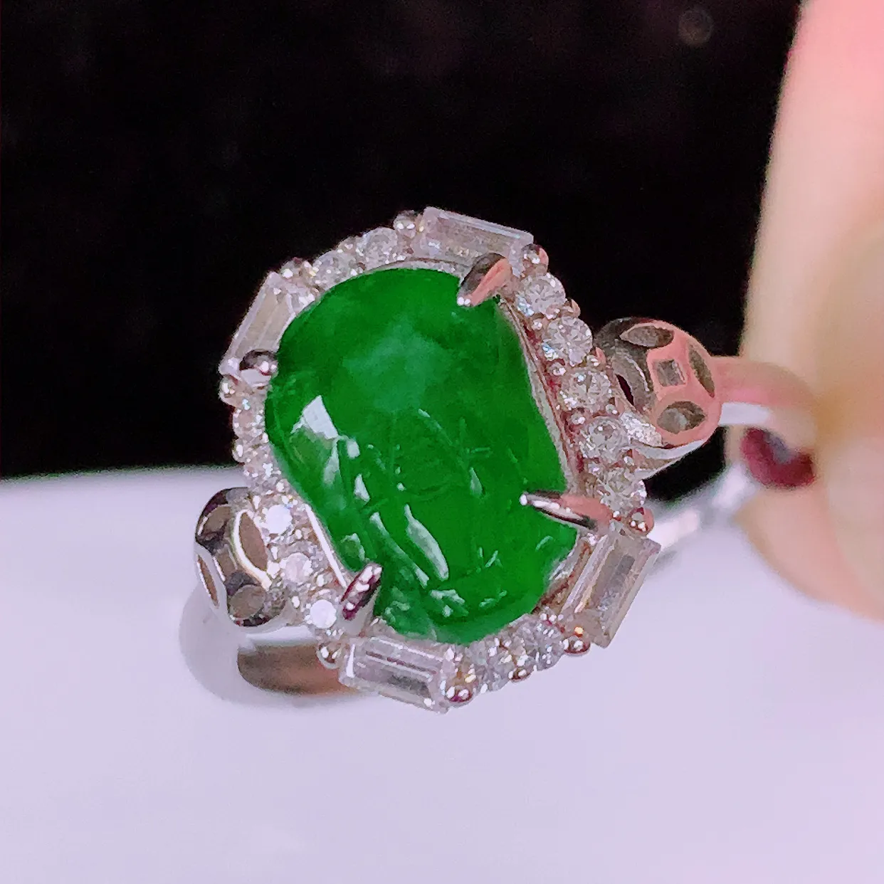 冰透满绿翡翠925银镶嵌貔貅戒指，自然光实拍，翠色灵动，颜色漂亮，种老水足，品相佳，佩戴佳品！#98