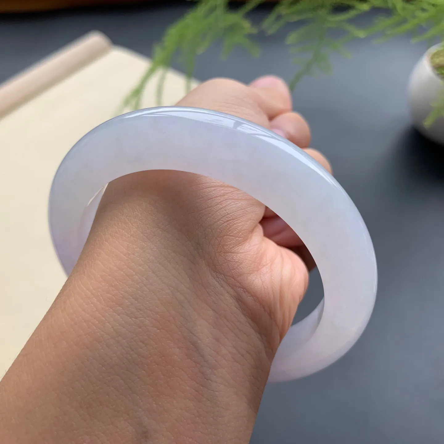 56.6圈口冰正圈手镯 尺寸：56.6-12-9.8，无纹裂，白净光滑，细腻起胶