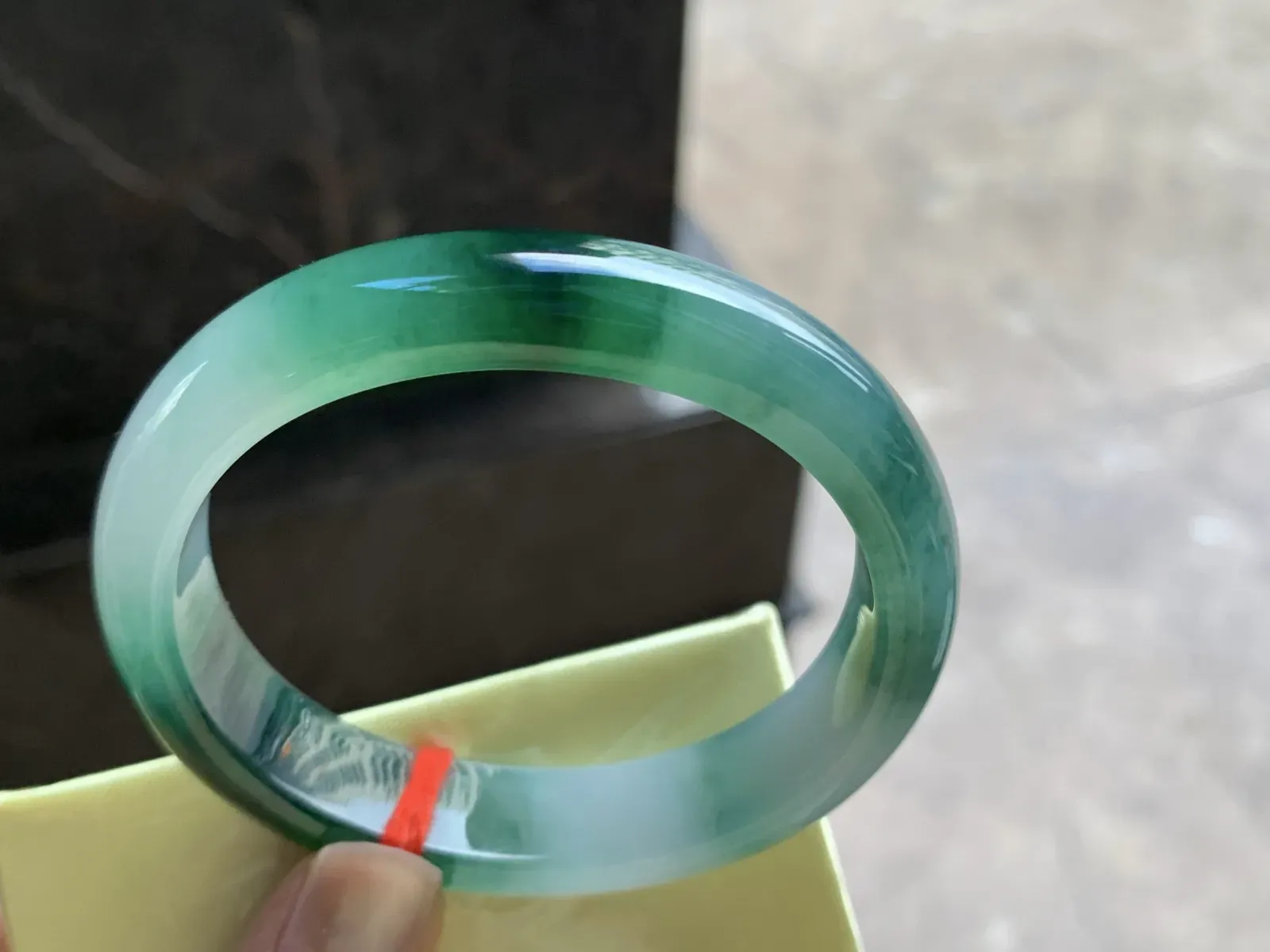 54-12.6-7.8

绿花贵妃手镯手镯^_^颜色浓郁 正圈52可以带