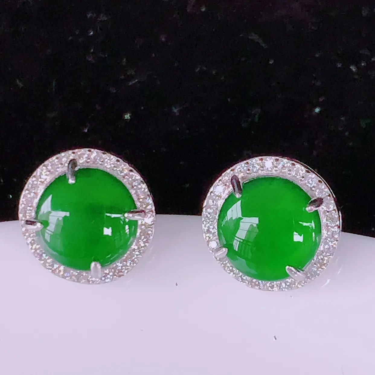 冰透满绿翡翠925银镶嵌耳钉，自然光实拍，翠色灵动，颜色漂亮，种老水足，品相佳，佩戴佳品！#98.2整体15.5-10.5*10.5裸石7.5*7.5