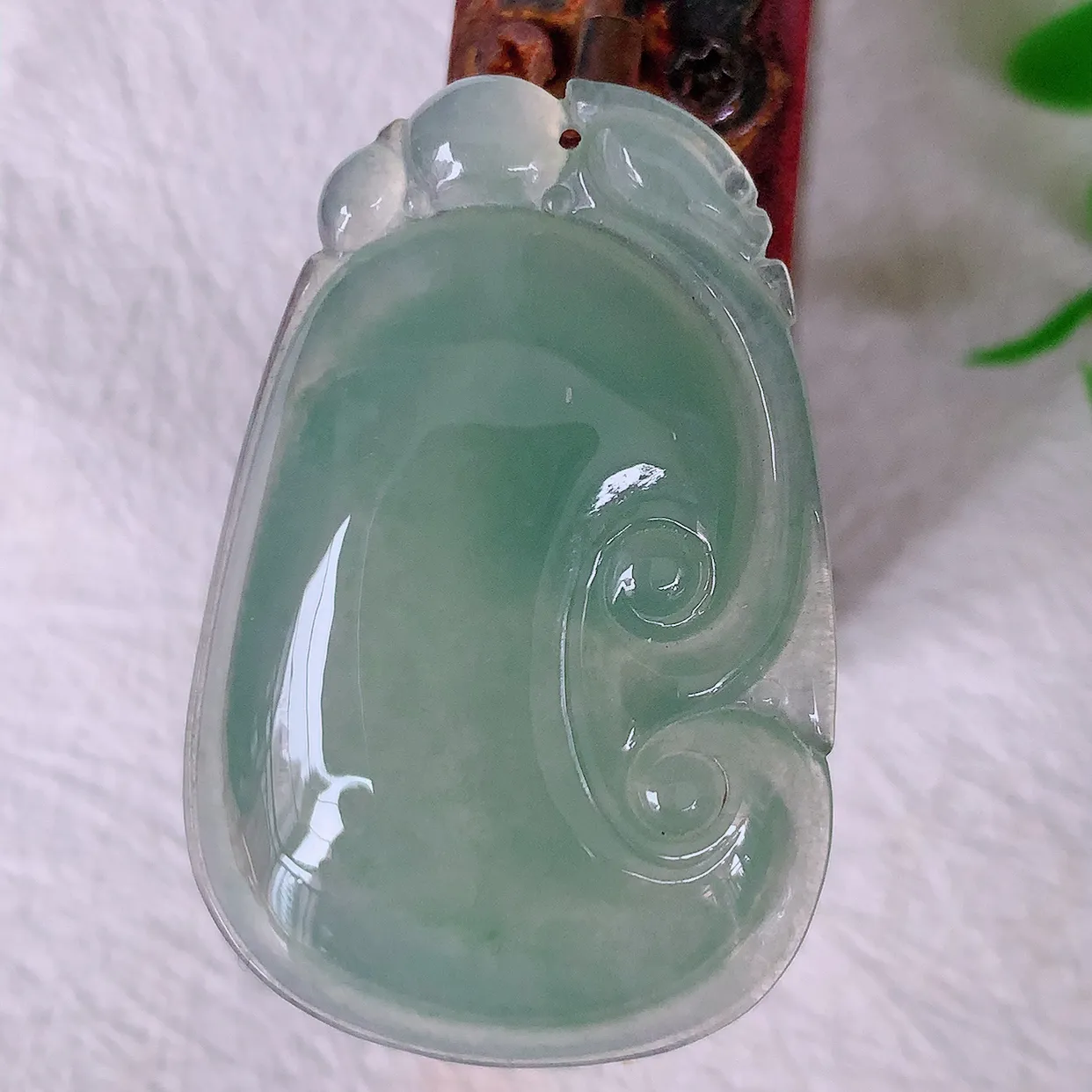 自然光实拍，冰种翡翠如意吊坠，玉坠百搭又精致，寓意着吉祥，事事如意！#12.2