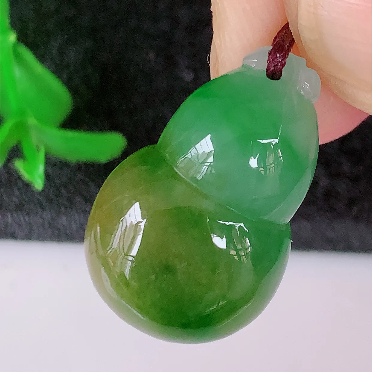 自然光实拍，冰润黄加绿翡翠葫芦吊坠，寓意福禄双全，财源滚滚，清新脱俗，佩戴效果优雅迷人！#05.2