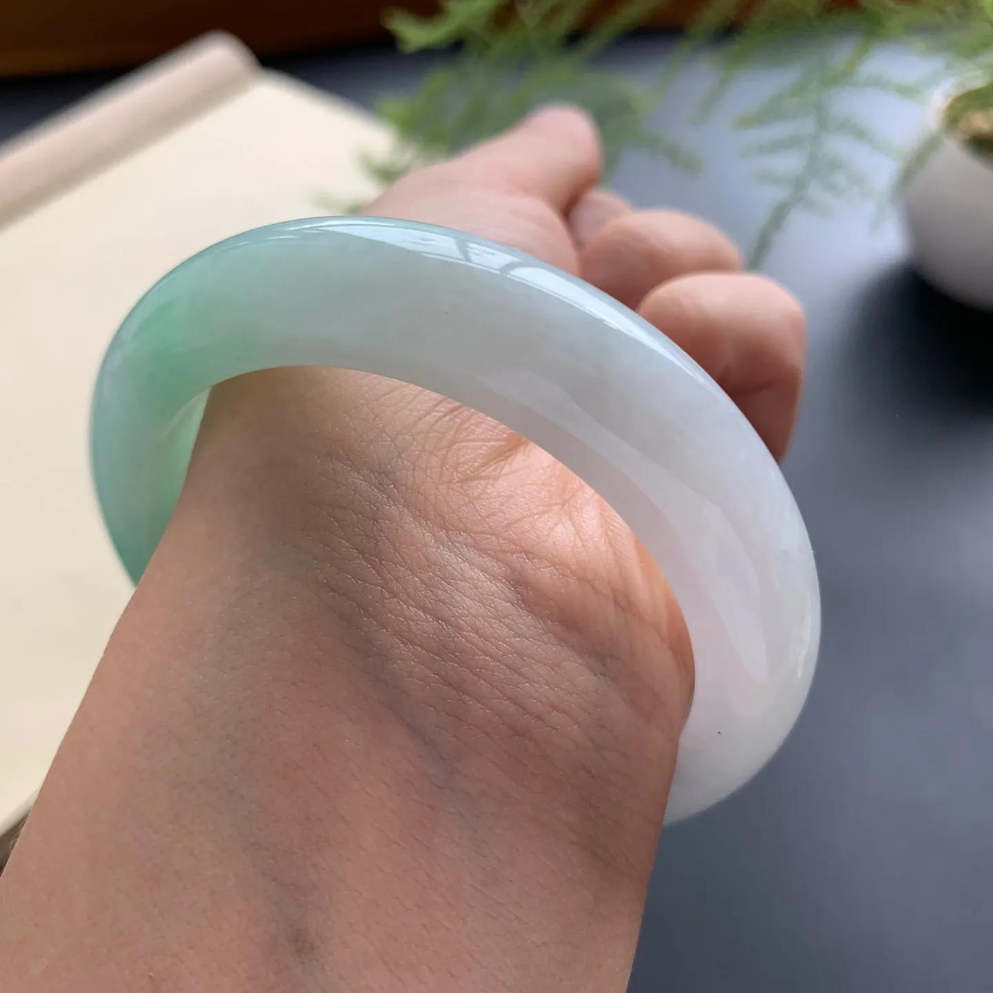 53.5圈口飘绿正圈手镯 尺寸：53.5-13-9，无纹裂，细腻光滑，清爽干净