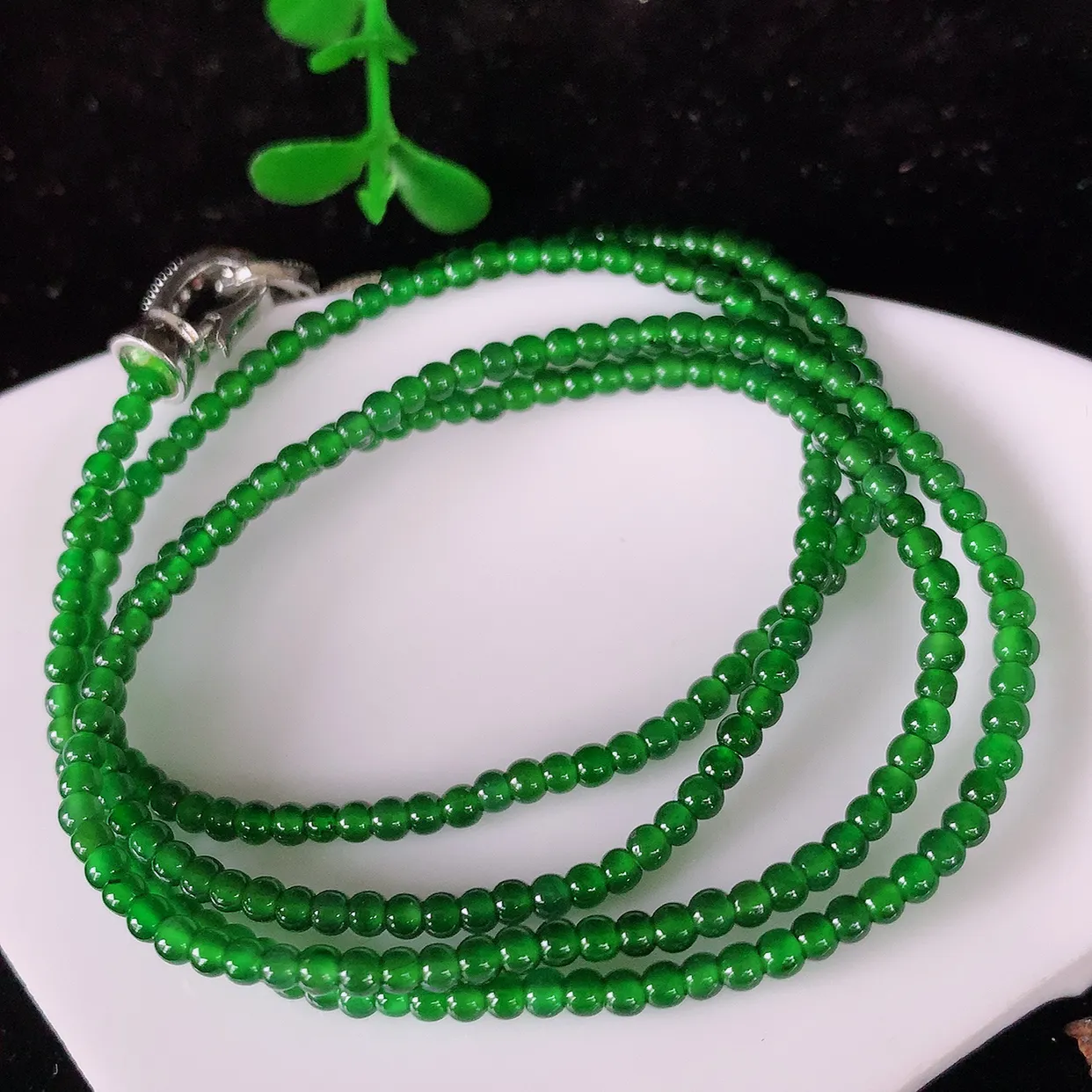 自然光实拍，冰种满绿圆珠项链  翡翠项链 （装饰扣）玉质细腻  冰清玉润  颜色漂亮  #81.2取一尺寸2.5mm