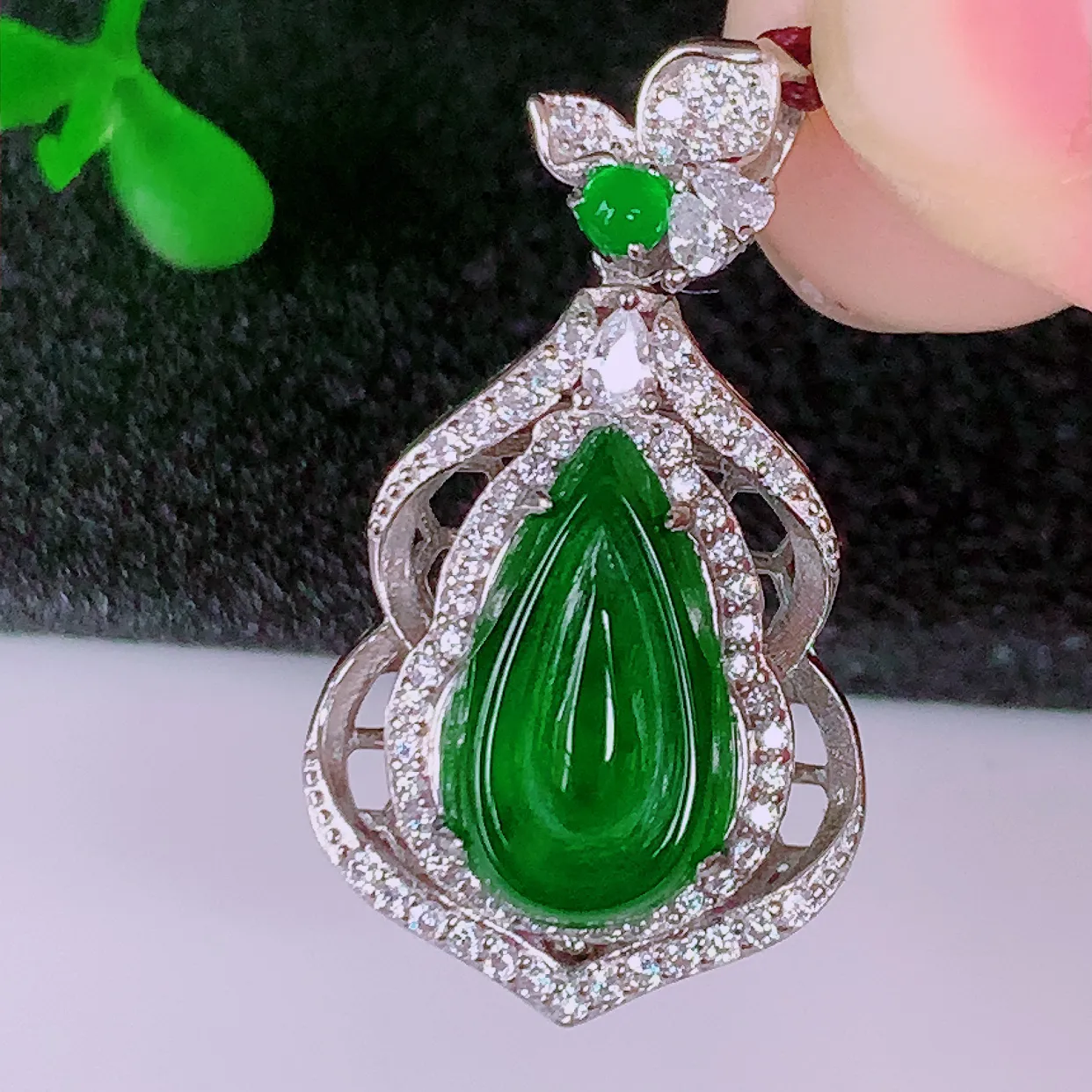 冰透满绿翡翠925银镶嵌水滴吊坠，自然光实拍，翠色灵动，颜色漂亮，种老水足，品相佳，佩戴佳品！#98.2整体29.5*16-8.5裸石14*7.5