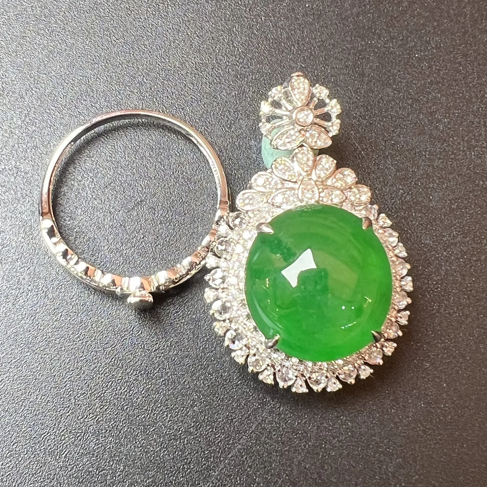 满绿双用款：戒指+坠种色俱佳，整体尺寸31.7*20.8*14.2 裸石尺寸14.8*14.1*5.2