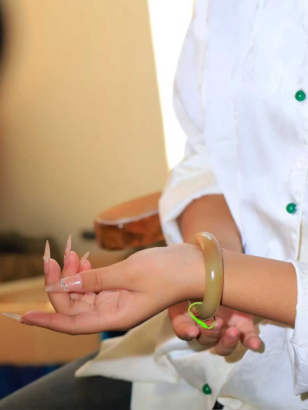 【婉约佳人.手镯】

精品和田玉糖白玉手镯 玉质温润细腻 油性十足 手感舒适，高华雅逸，线条流畅，简