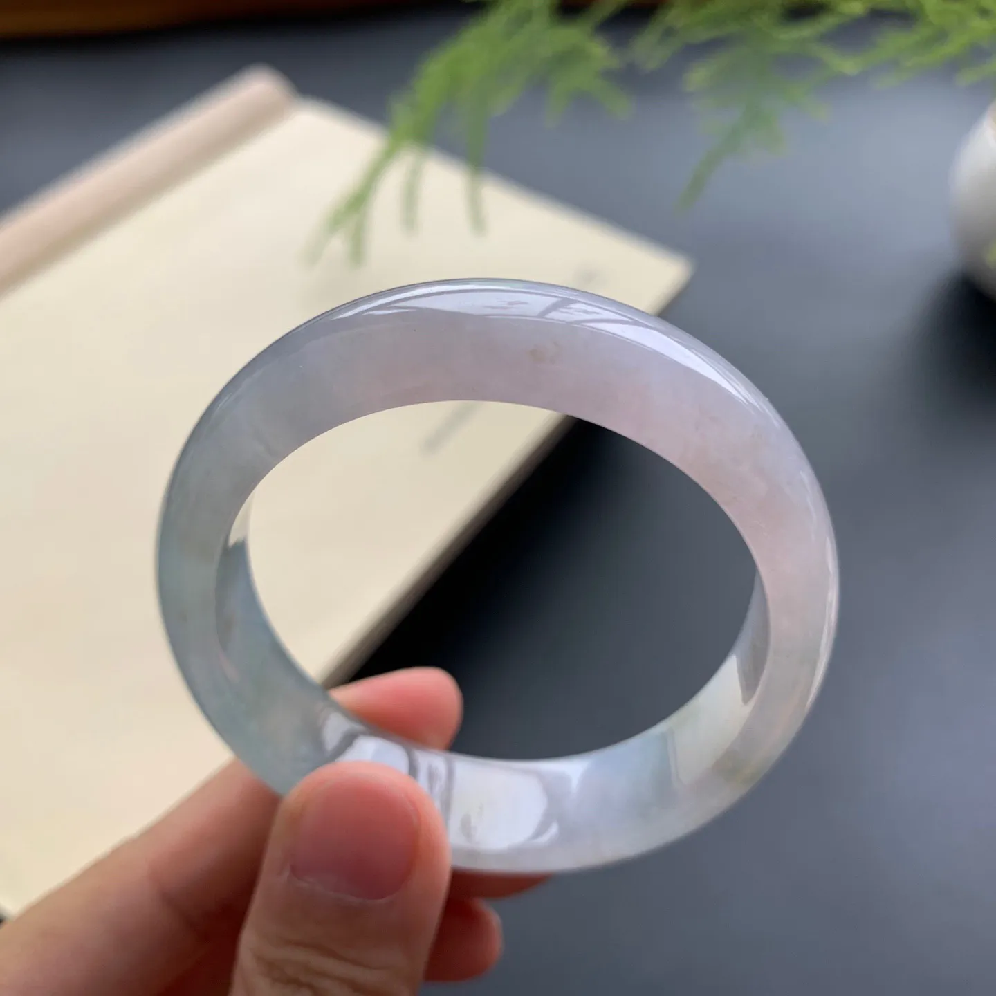 54圈口冰油贵妃手镯 尺寸：54-47.8-13-6.8，无纹裂，水润光滑，胶感十足