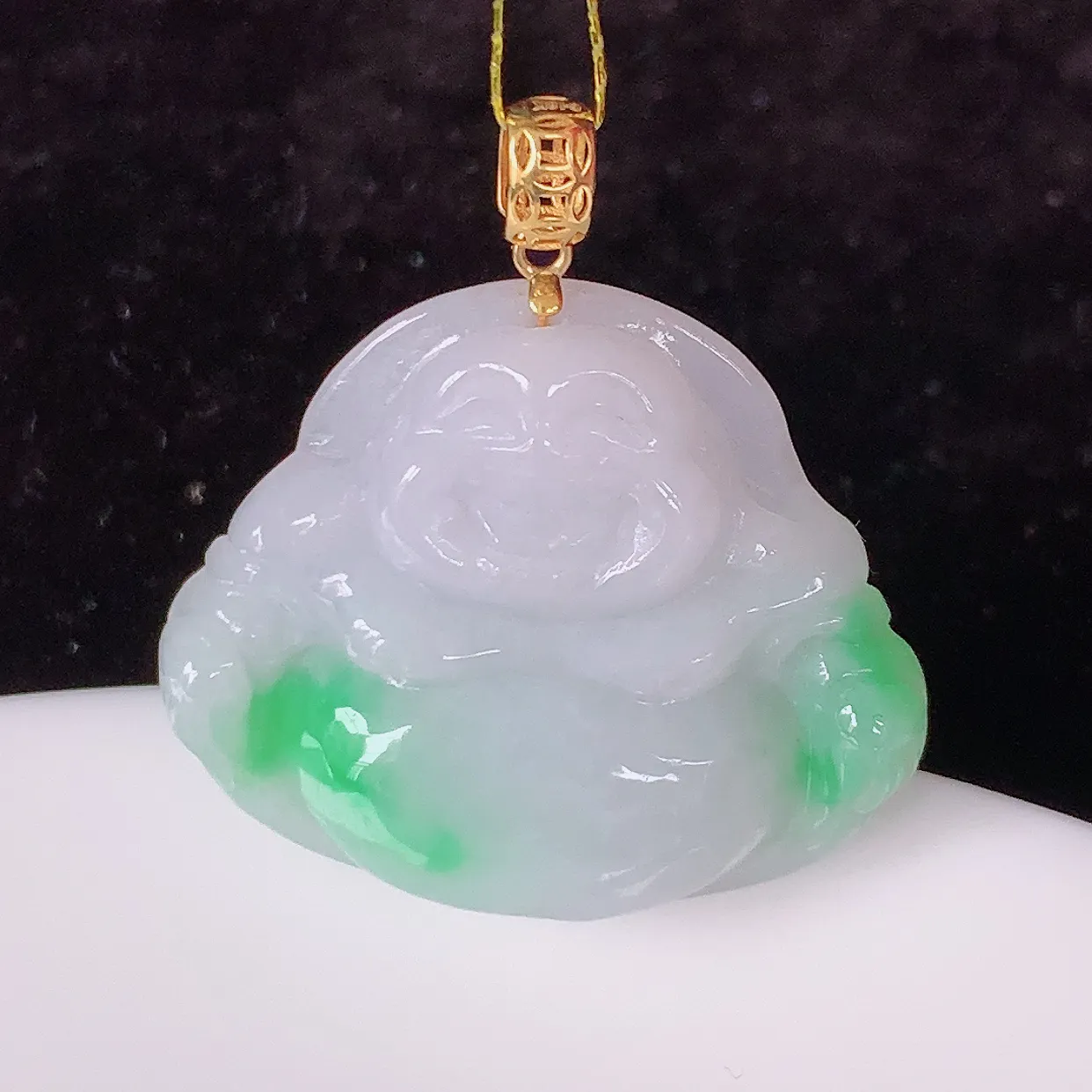 18k金镶嵌冰润飘绿翡翠佛公吊坠，款式新颖时尚，日常百搭的款。清秀高雅，佩戴优雅高贵！#35.2