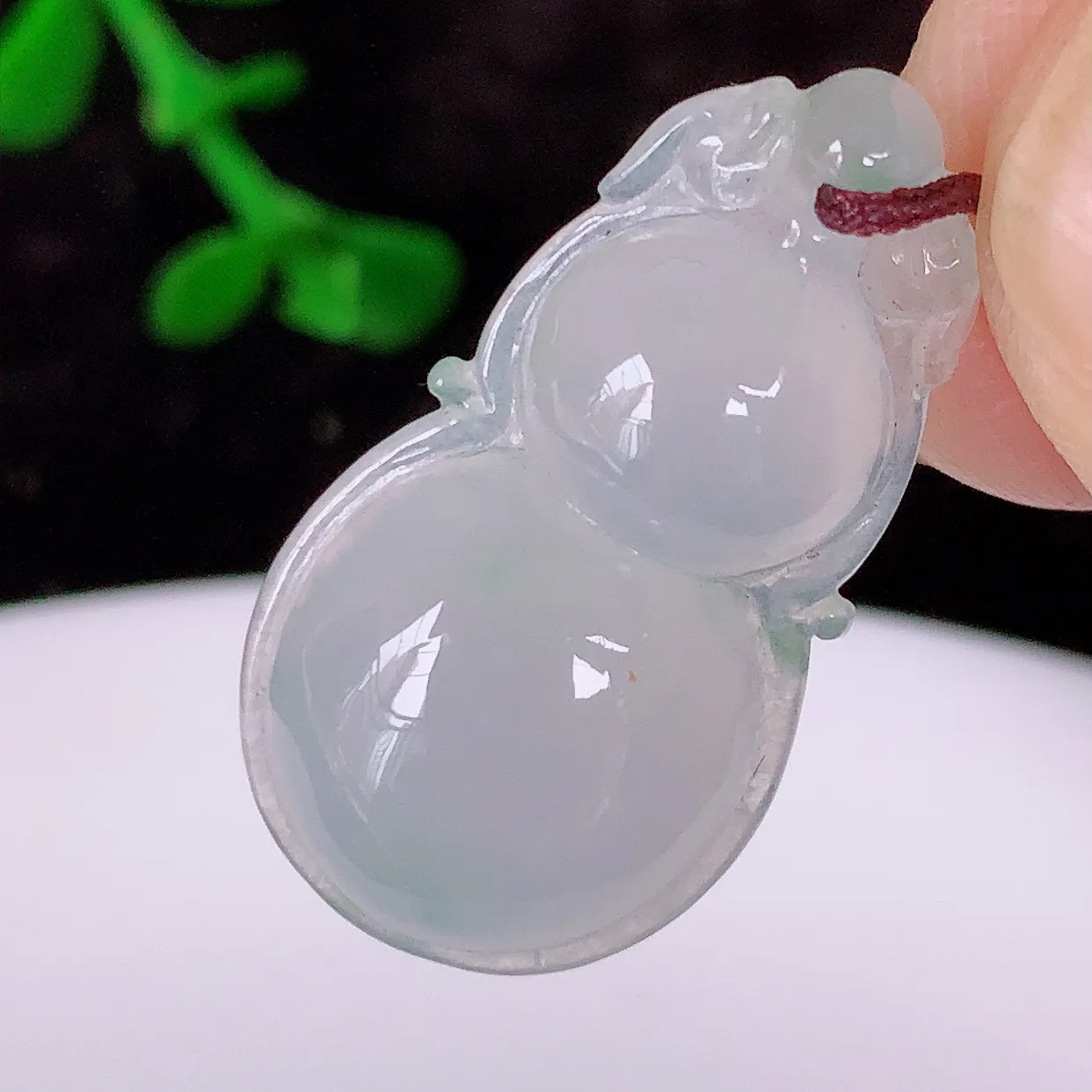 自然光实拍，冰种飘花翡翠葫芦吊坠，寓意福禄双全，财源滚滚，清新脱俗，佩戴效果优雅迷人！#57.2