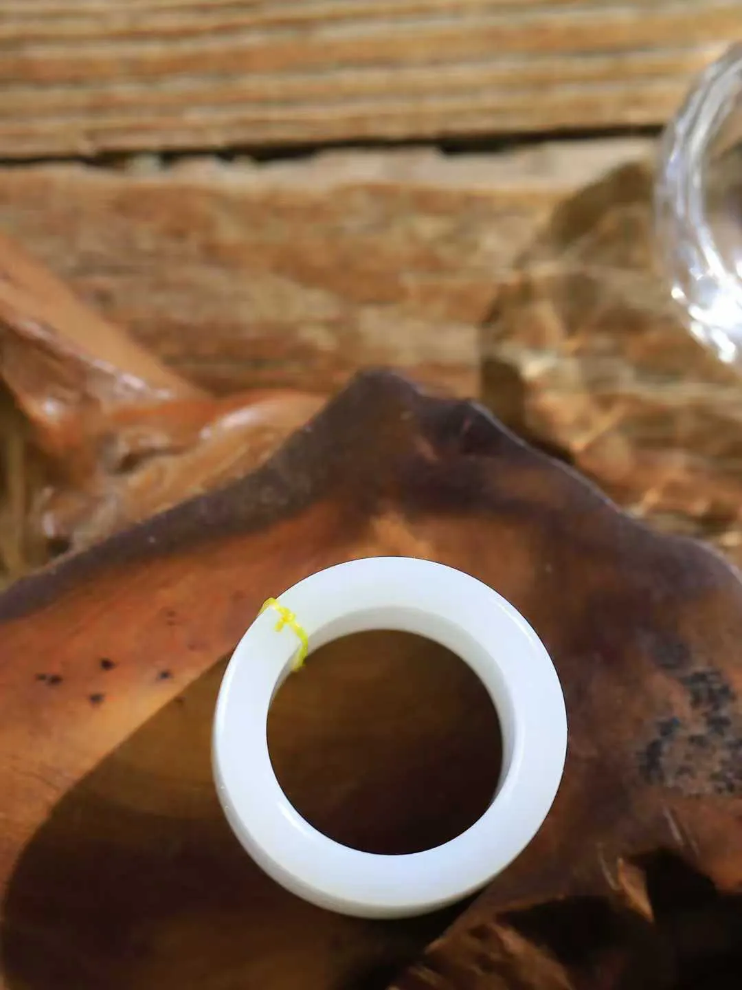 （古韵.扳指）

精品和田玉白玉扳指，玉质温润，油润感十足， 整器古韵生辉。优雅高贵。运筹帷幄于掌中，决胜于千里之外。重24.8克   圈口22.8mm  尺寸20.2-5mm  23110333A