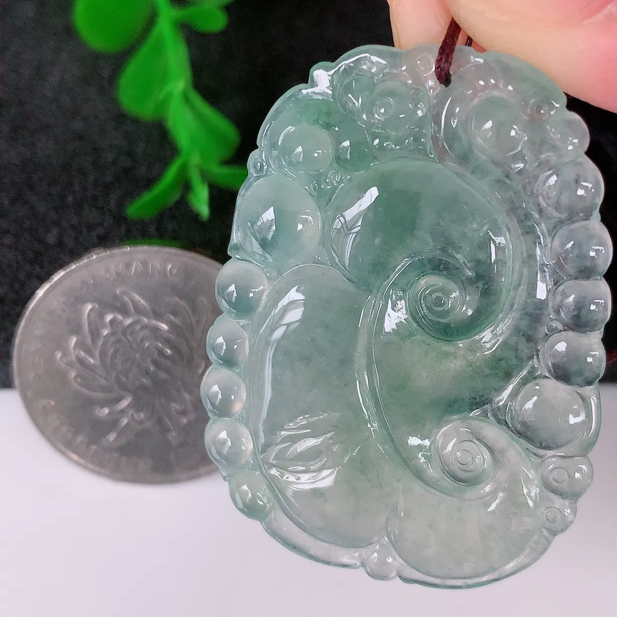 自然光实拍，冰种翡翠如意吊坠，种老水足，雕工精湛 ，寓意美好，佩戴时尚出众！#01.2