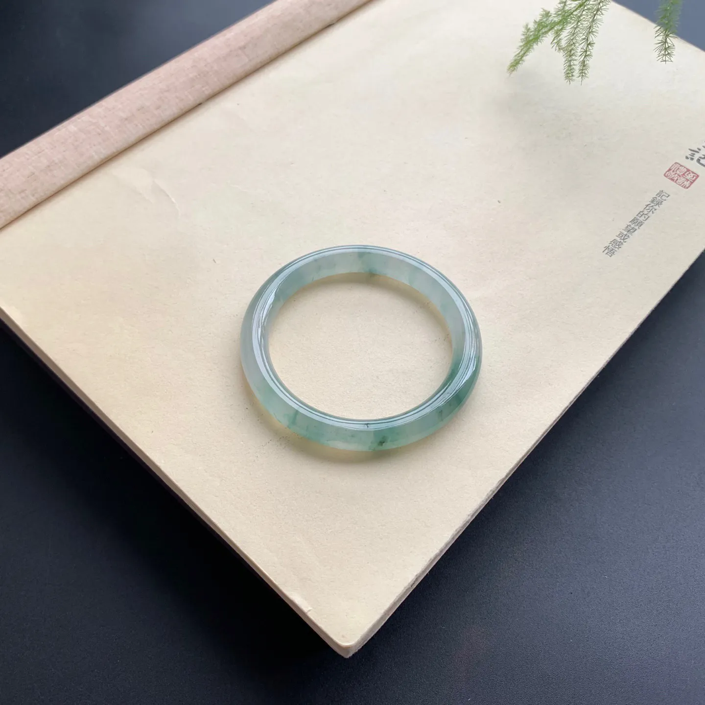 50.2圈口冰种飘花圆条手镯 尺寸：50.2-7.8，无纹裂，水润透亮，花色飘逸