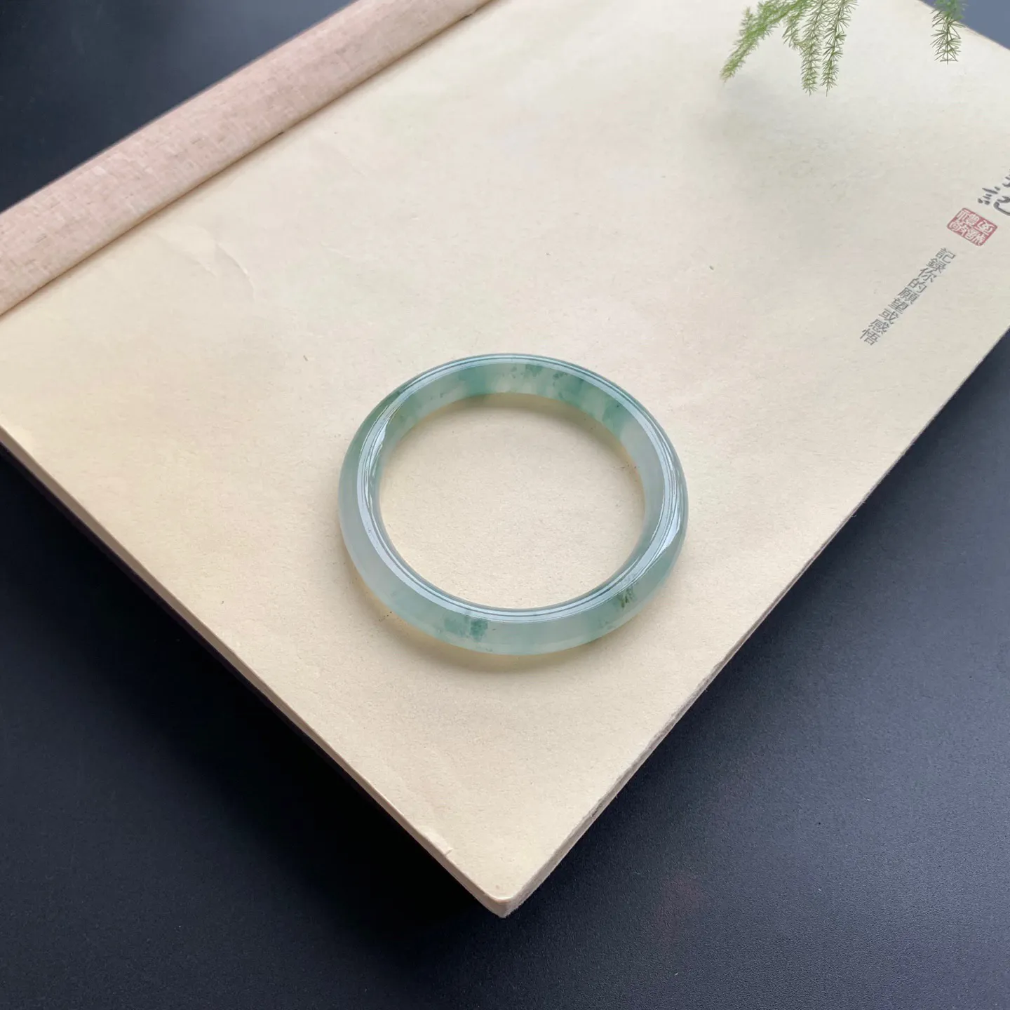 50.2圈口冰种飘花圆条手镯 尺寸：50.2-7.8，无纹裂，水润透亮，花色飘逸