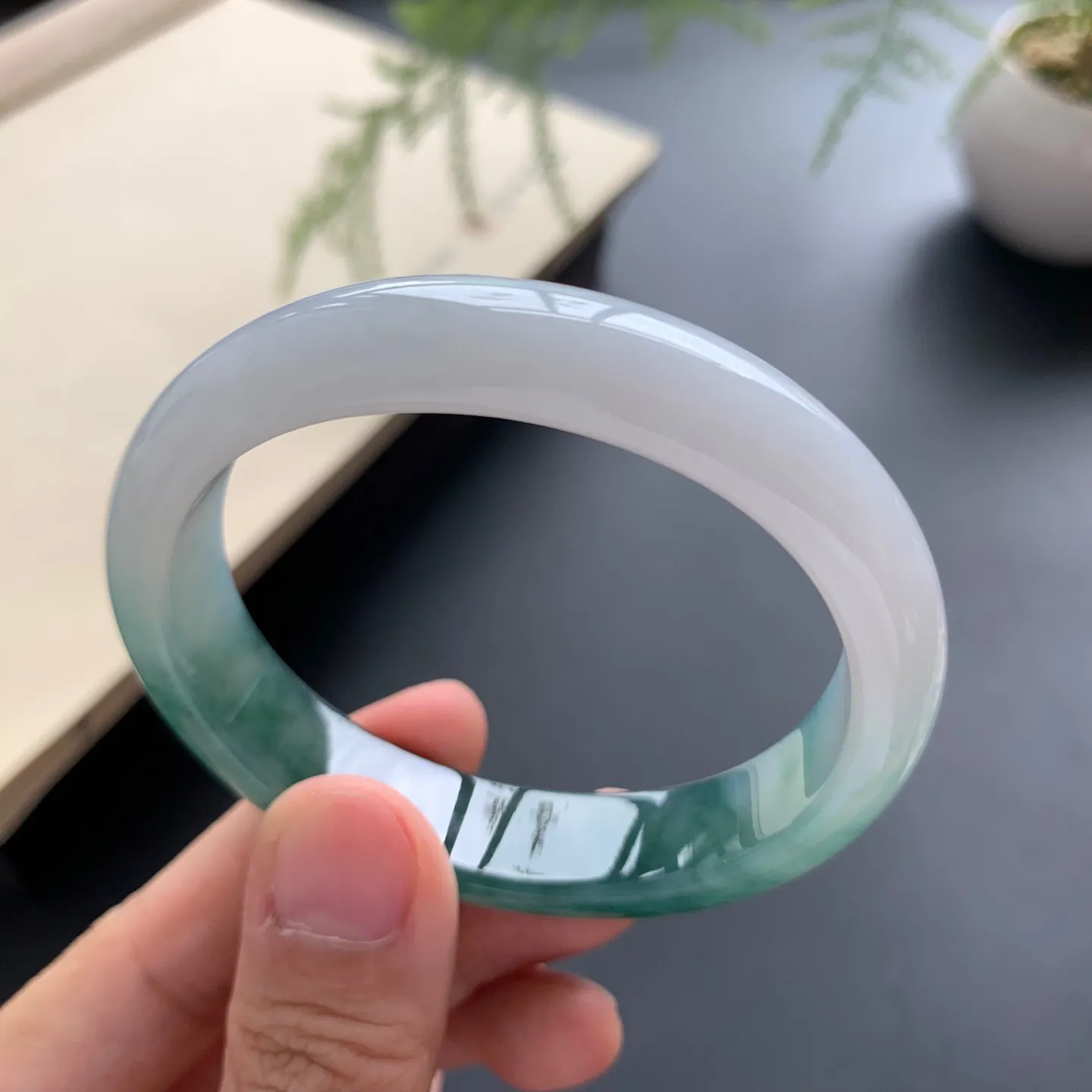 52.2圈口飘花贵妃手镯 尺寸：52.2-45-12-6.8，无纹裂，细腻光滑，花色浓郁