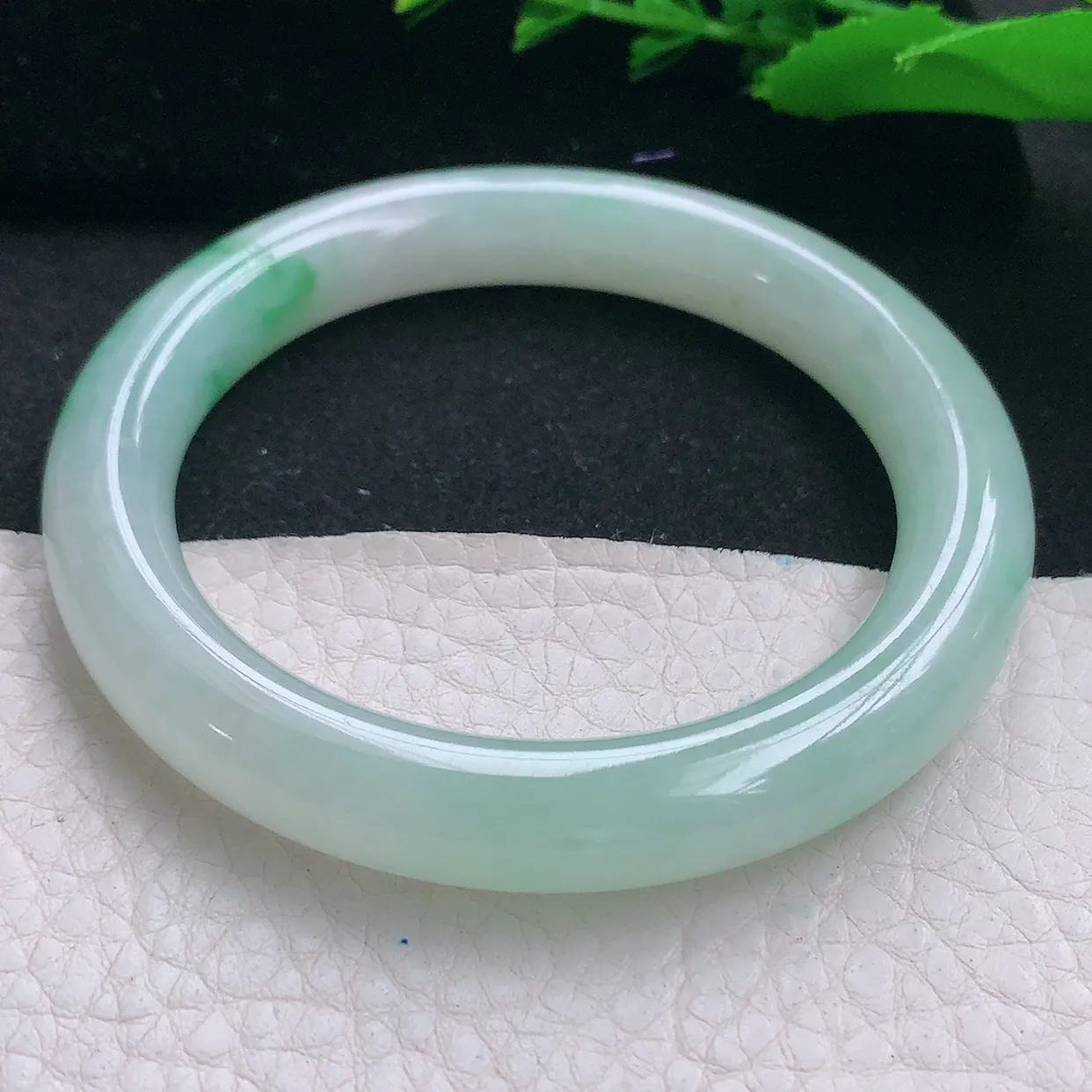 yh自然光55.8*10*9.5美人镯 天然缅甸翡翠a货水润飘阳绿圆条玉镯子