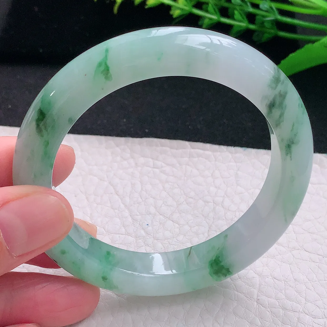 js自然光56*10.8*9.3平安镯 天然缅甸翡翠a 货冰飘绿花清秀宽边玉镯子