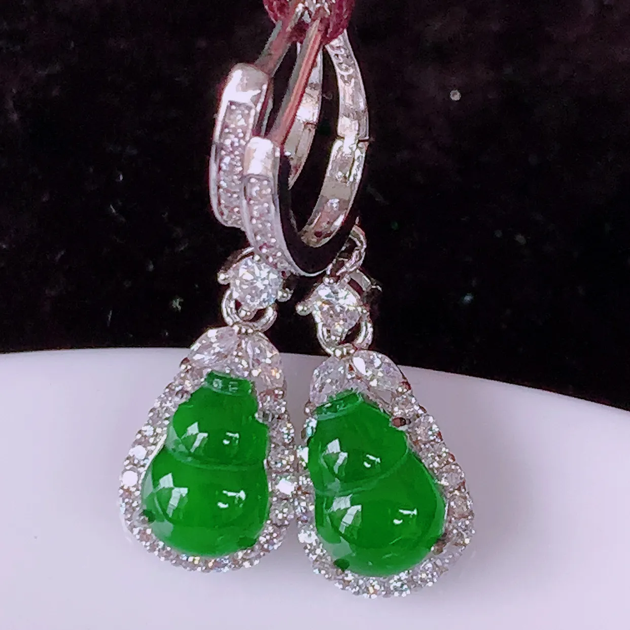 冰透满绿翡翠925银镶嵌葫芦耳坠，自然光实拍，翠色灵动，颜色漂亮，种老水足，品相佳，佩戴佳品！#98.2整体30*8.5*5.8裸石9*6