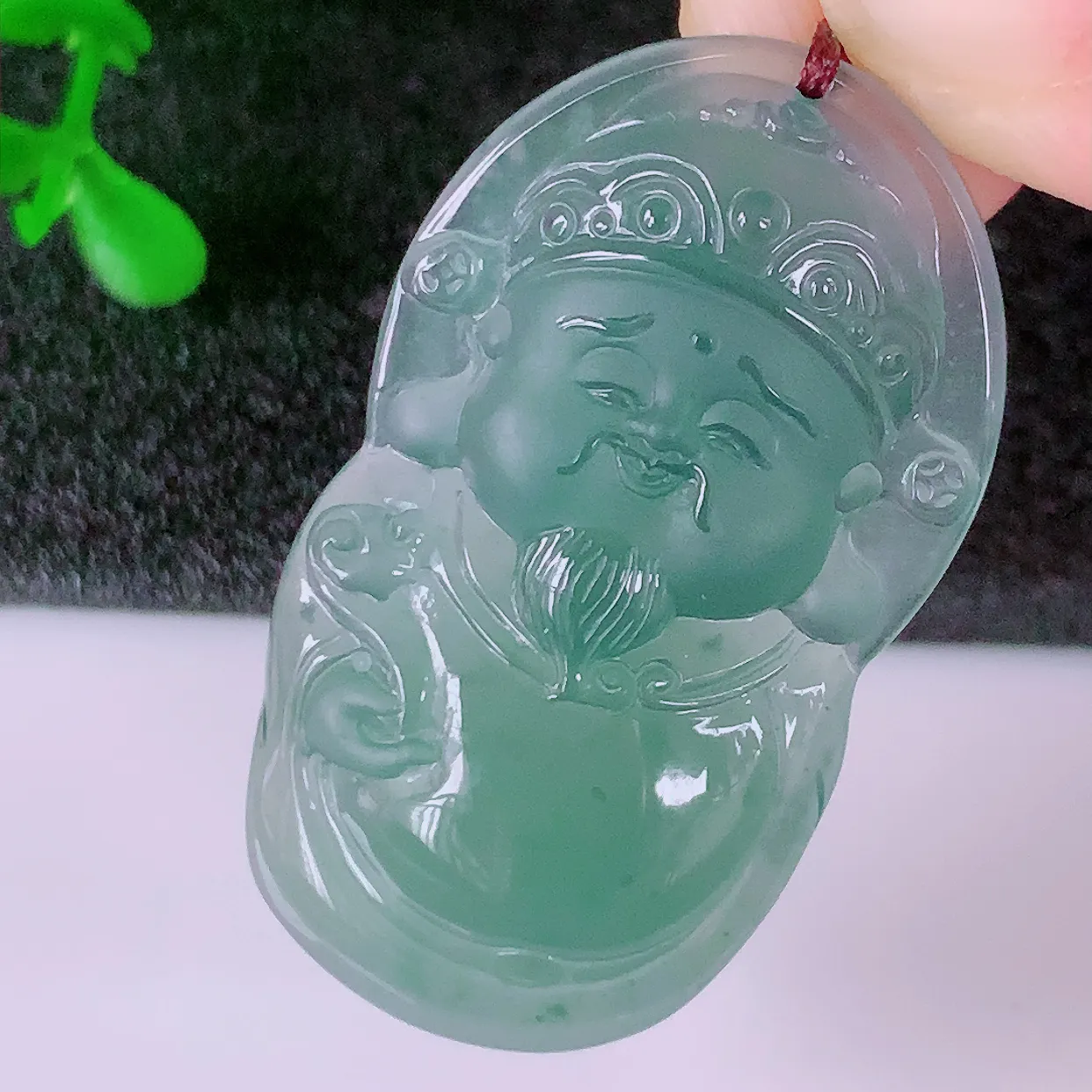 自然光实拍，冰种翡翠招财财神爷吊坠，财神到你家里来，年年月月发大财，形态极为讨喜，佩戴效果招财迷人#98.2