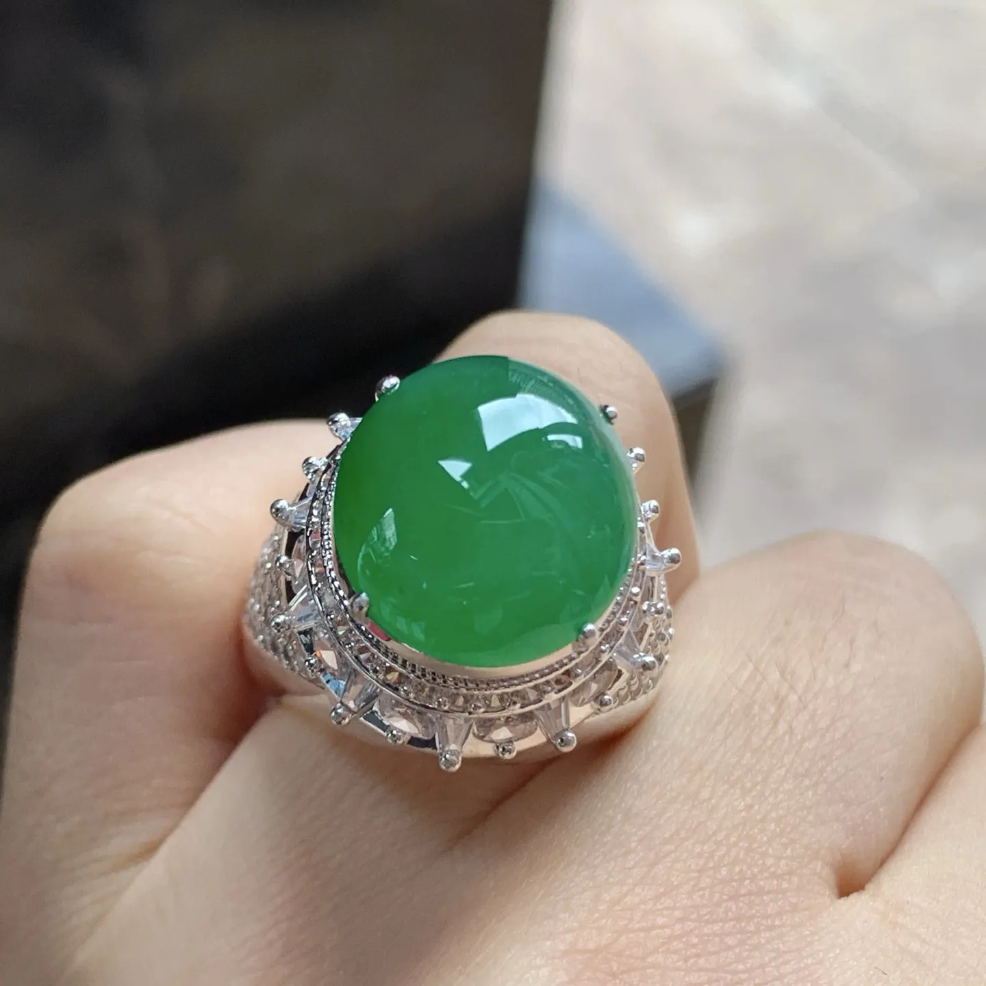 冰绿戒面^_^饱满圆润 颜色鲜艳