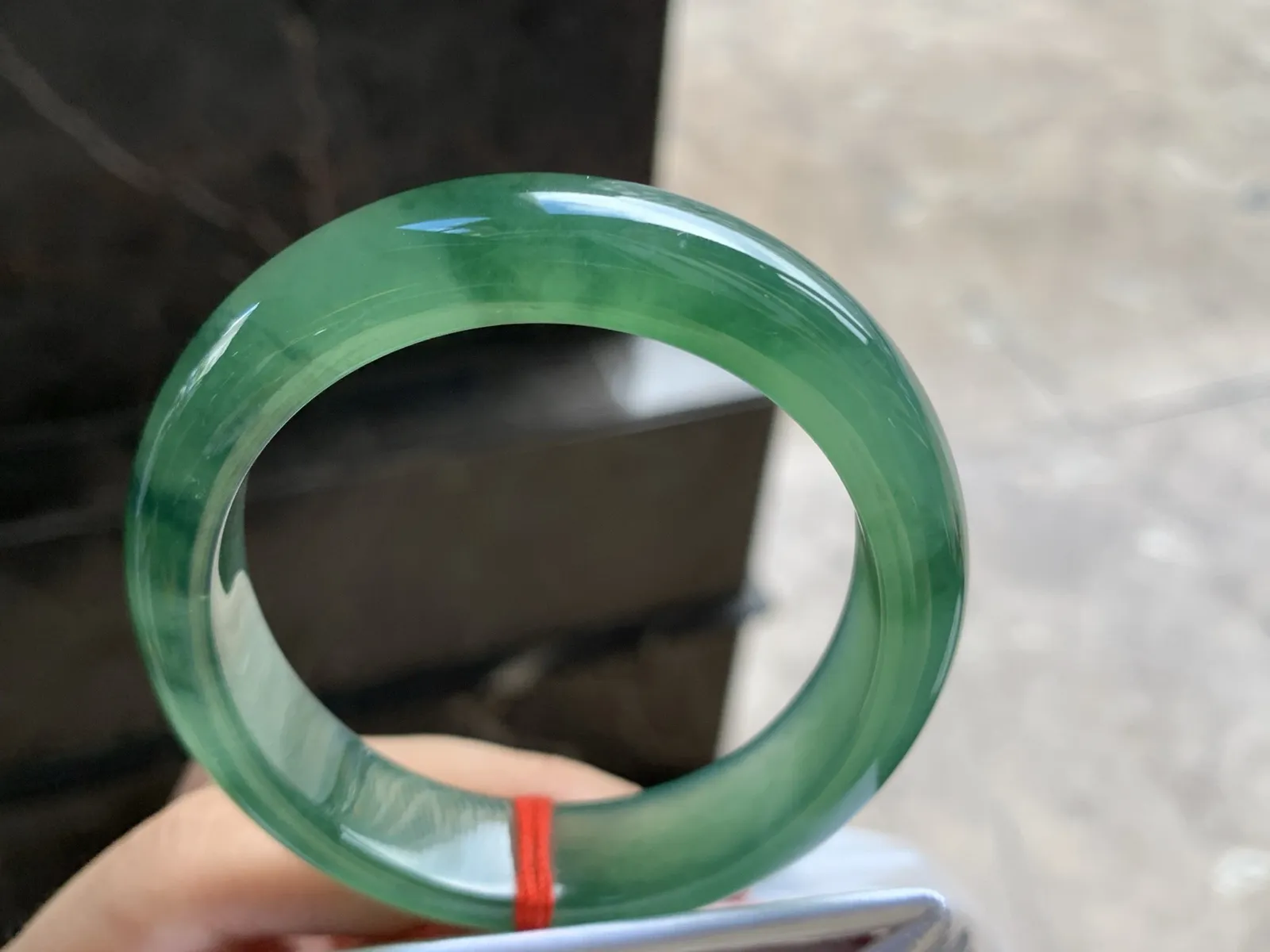 56.5-12.8-8.2

油绿贵妃手镯^_^起光 种老 正圈54可以带