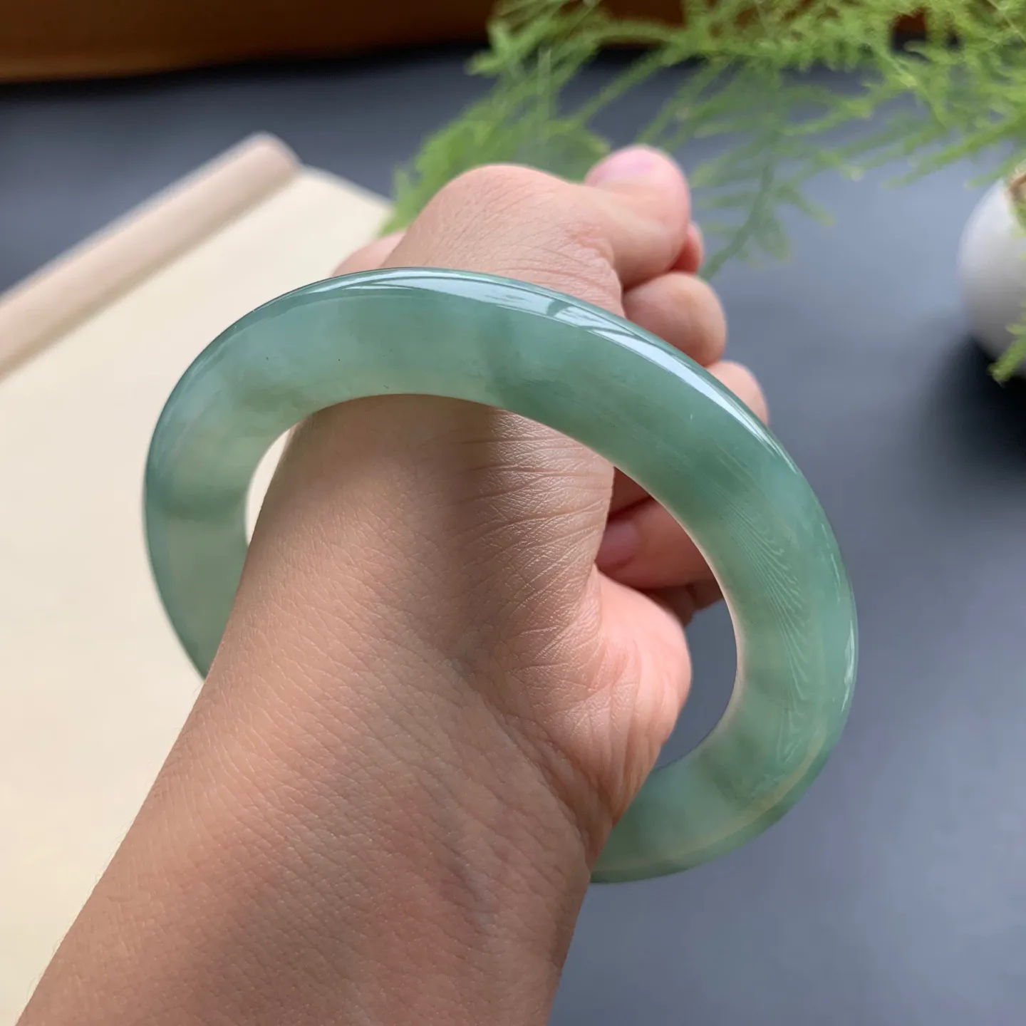 57圈口油绿圆条手镯 尺寸：57-11.8-11.5，无纹裂，色泽亮丽，条形饱满