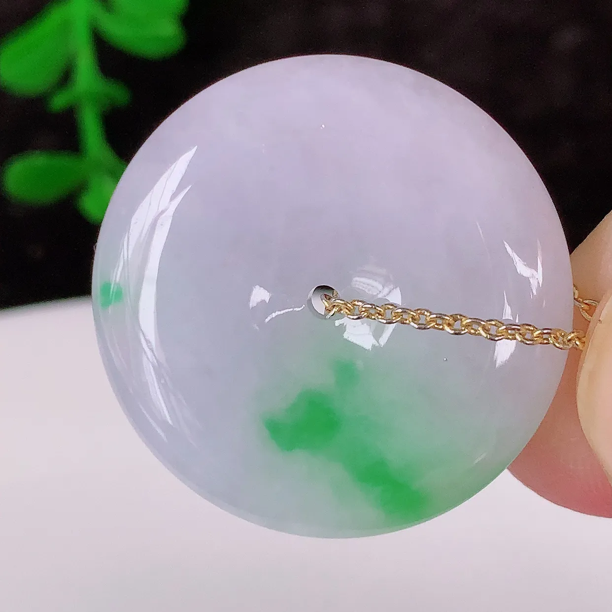 自然光实拍，冰润飘阳绿翡翠平安扣吊坠，形体饱满圆润，平安扣肥嘟嘟的，平平安安，种水很好，莹润通透，配