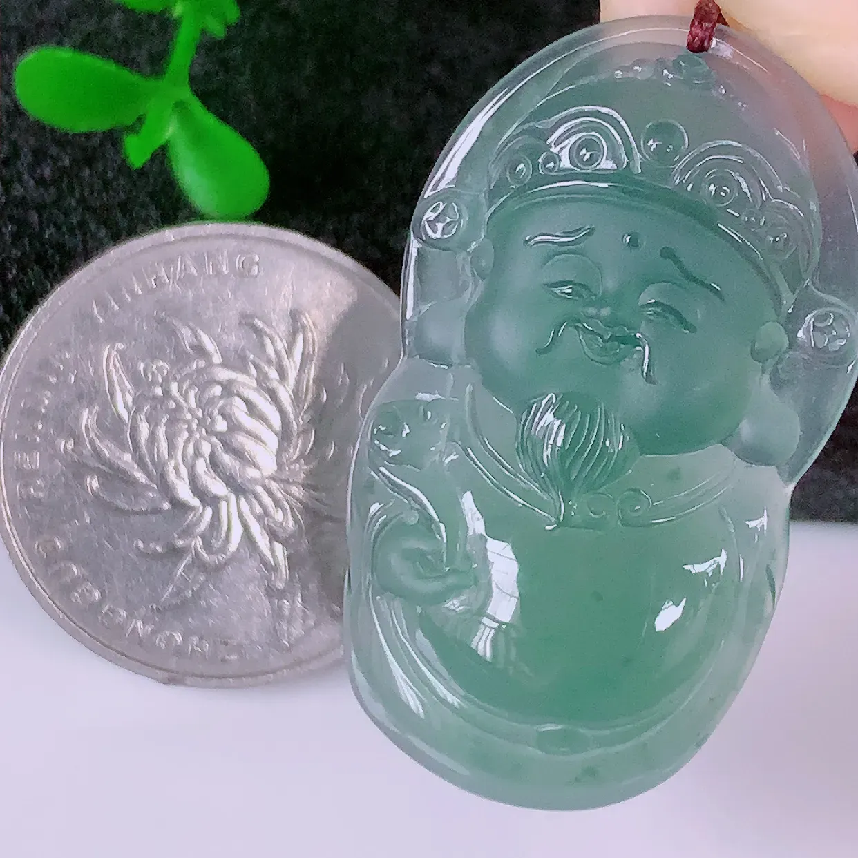 自然光实拍，冰种翡翠招财财神爷吊坠，财神到你家里来，年年月月发大财，形态极为讨喜，佩戴效果招财迷人#98.2