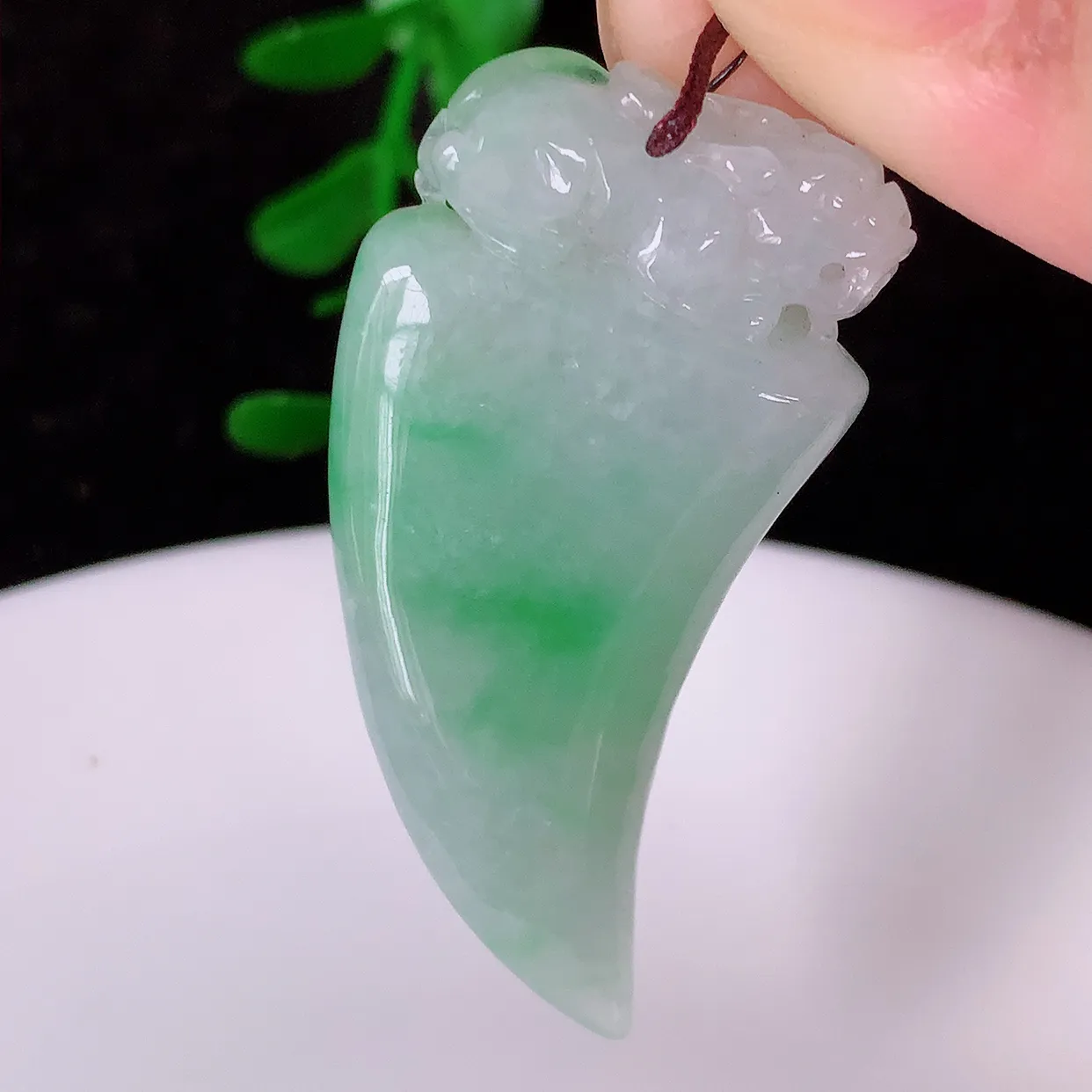 自然光实拍，冰润飘绿翡翠招财貔貅吊坠，翠色灵动，种老水足，寓意好，品相佳，佩戴佳品！#81.2